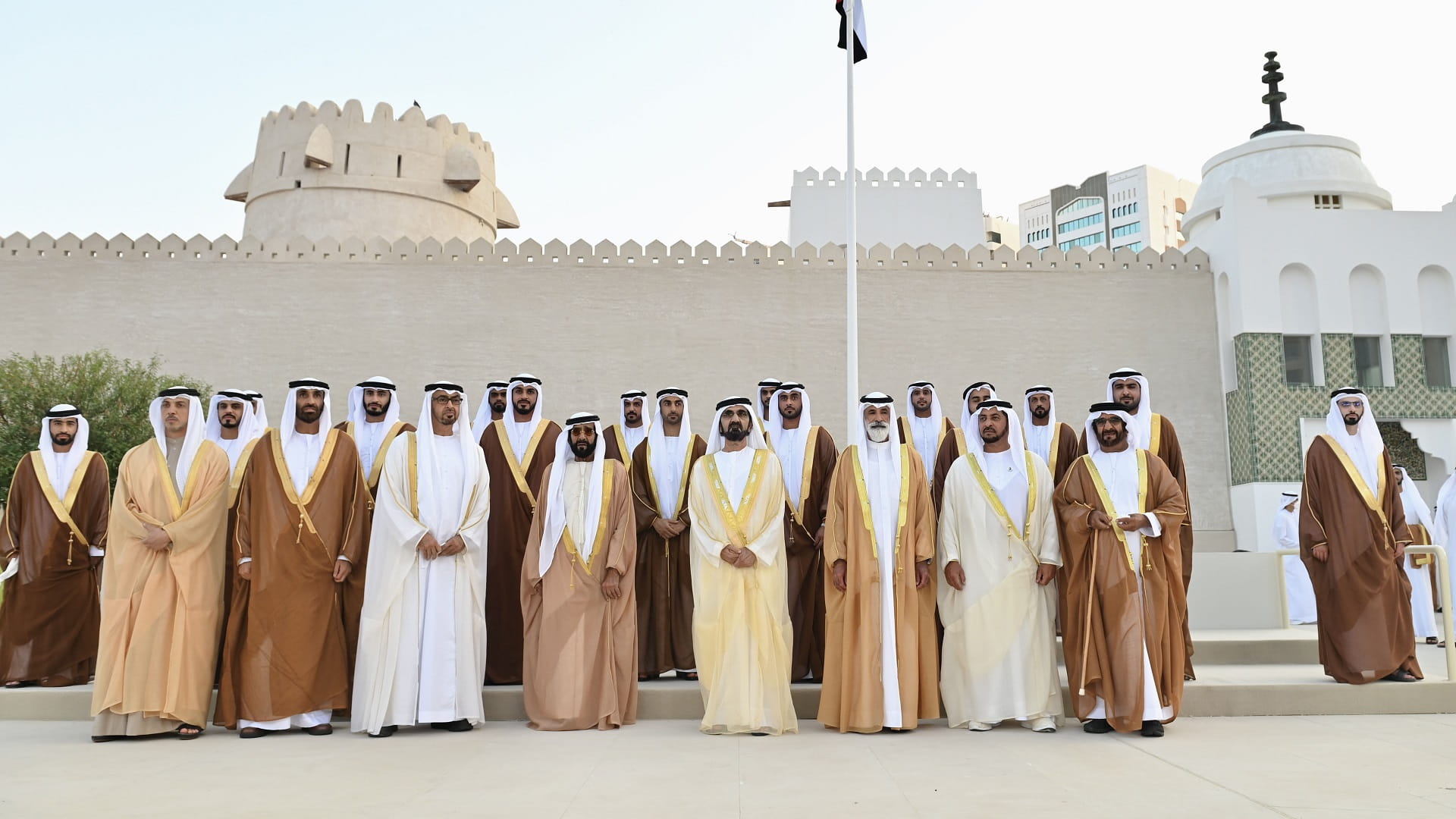 صورة بعنوان: محمد بن راشد ومحمد بن زايد والشيوخ يشهدون "أفراح الخمسين" 