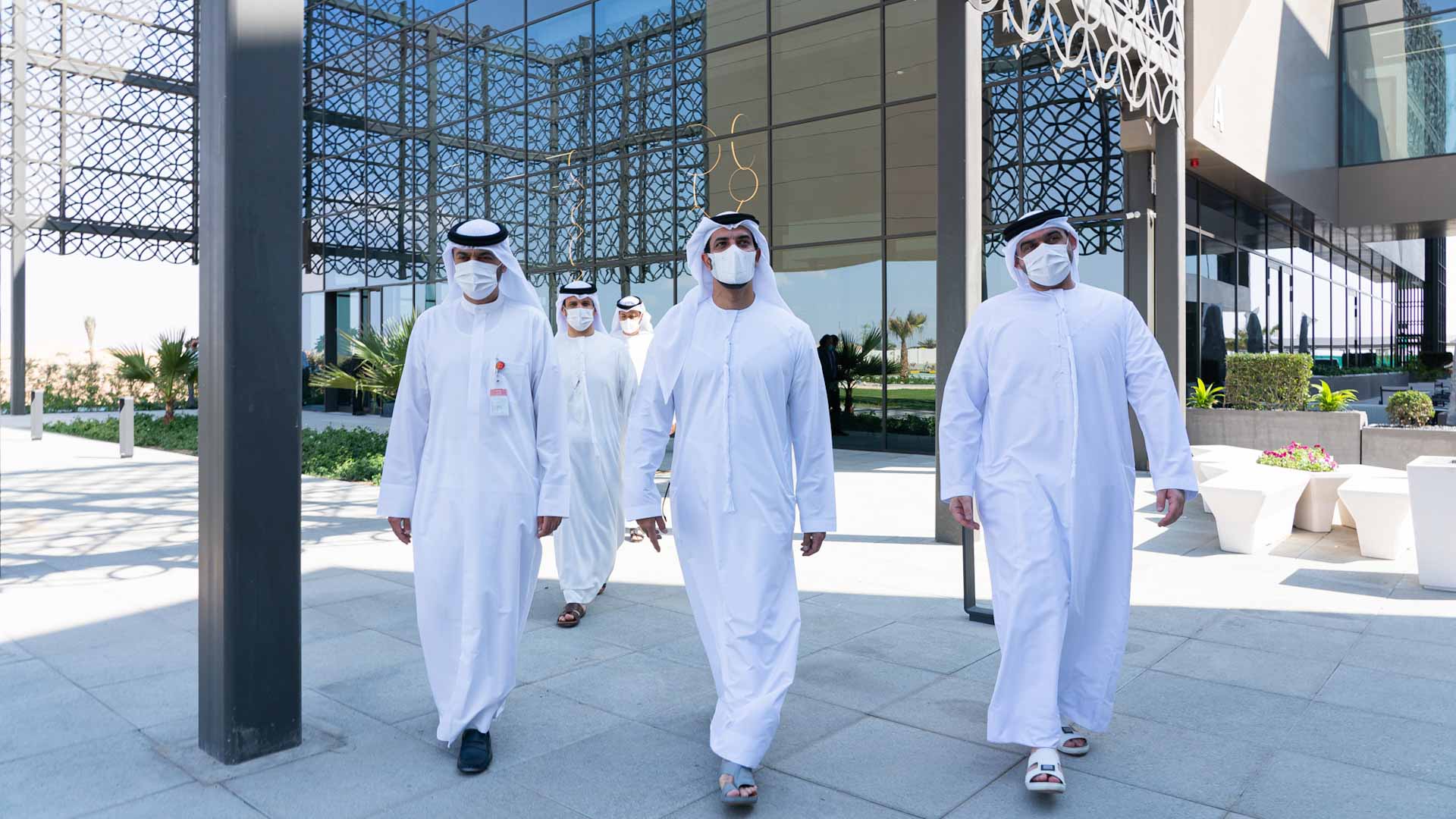 صورة بعنوان: سلطان بن أحمد يتفقد سير الأعمال في المباني الجديدة لـ "شمس" 