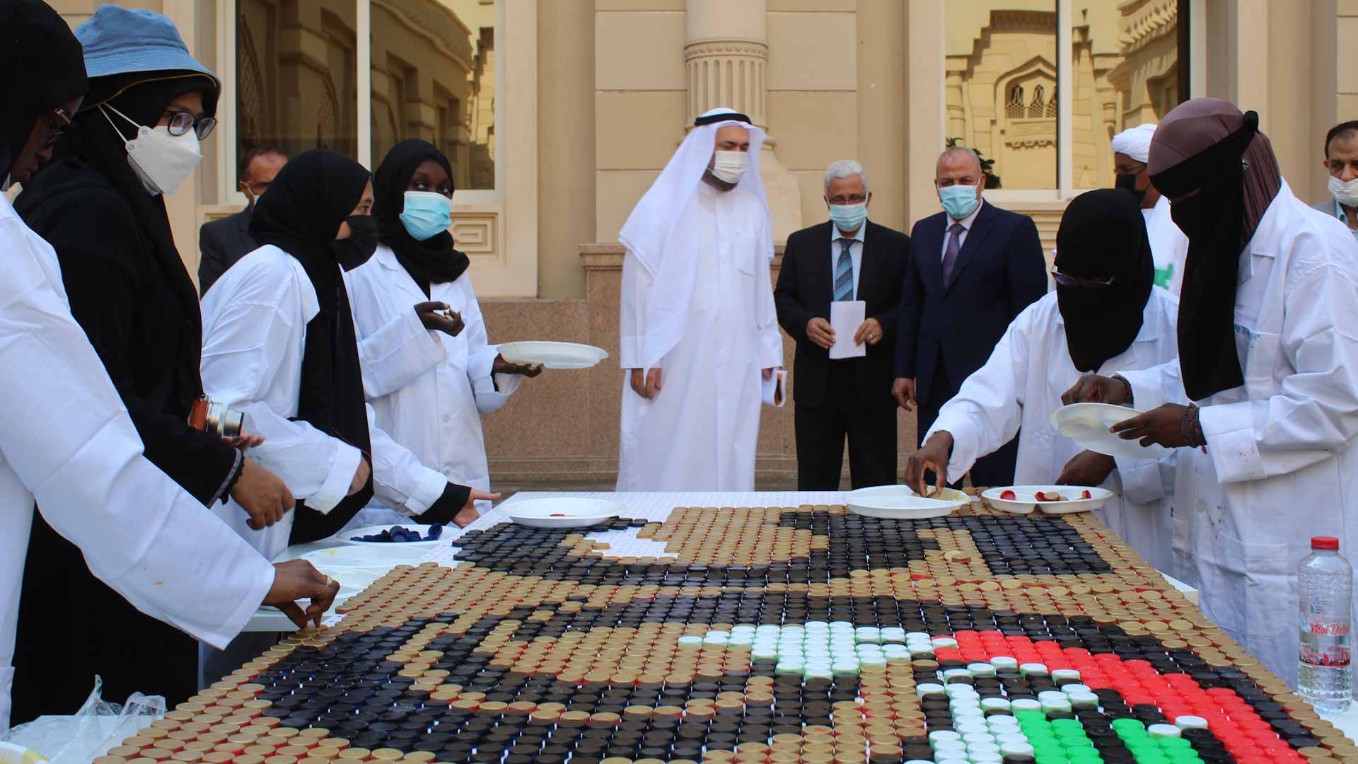 صورة بعنوان: طالبات الجامعة القاسمية يُبدعن في تنفيذ لوحة فسيفسائية  