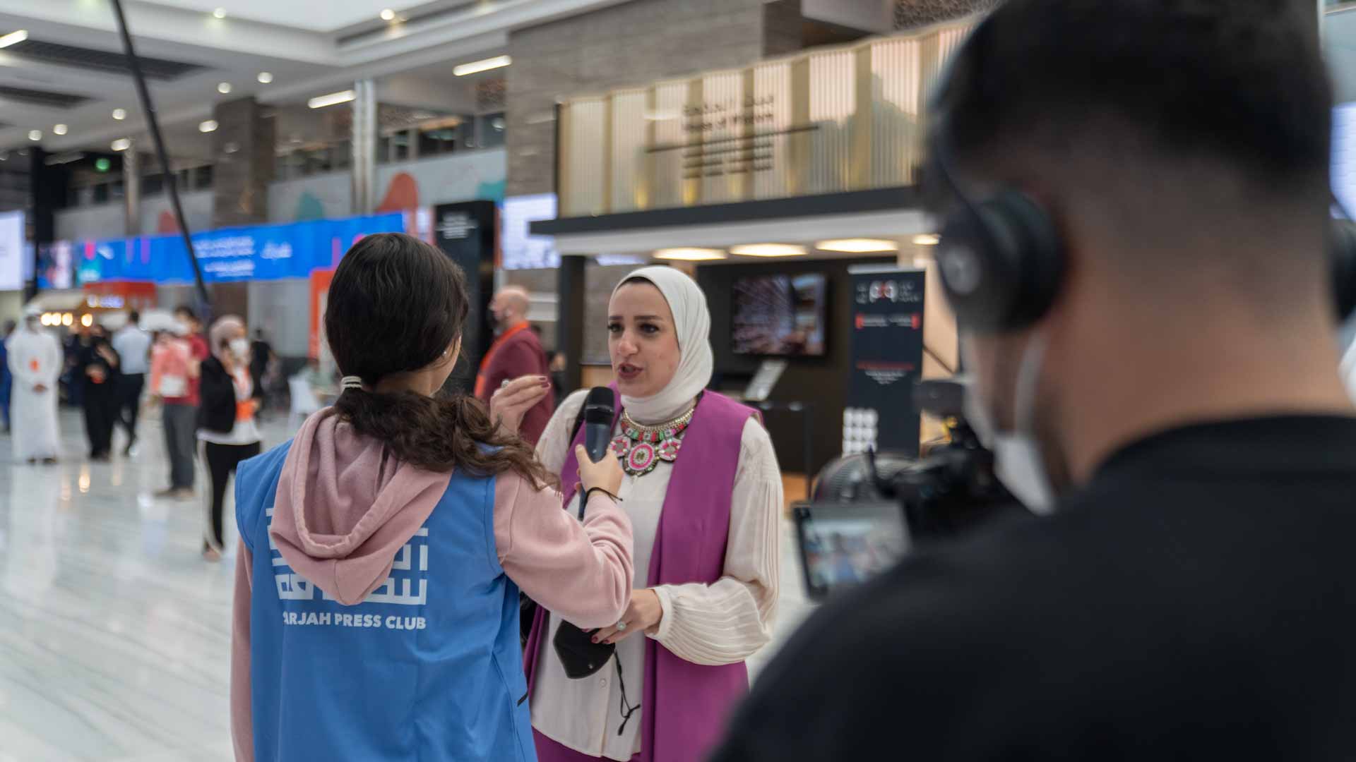 صورة بعنوان: خريجو برنامج "إثمار" يجرون لقاءات مع زوار "الشارقة للكتاب"  