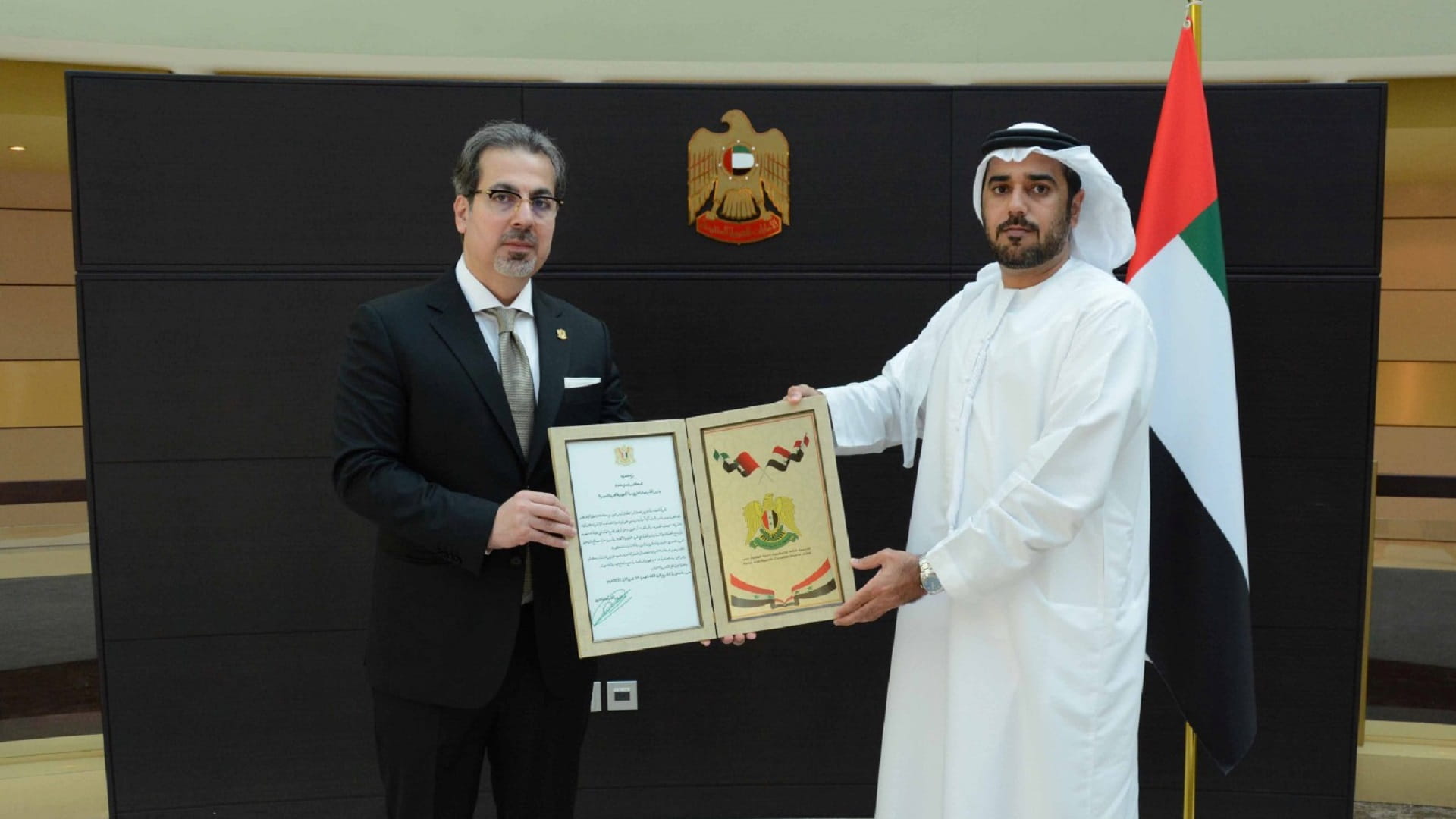 صورة بعنوان: الخارجية تتسلم البراءة القنصلية من القنصل العام لسوريا بدبي 