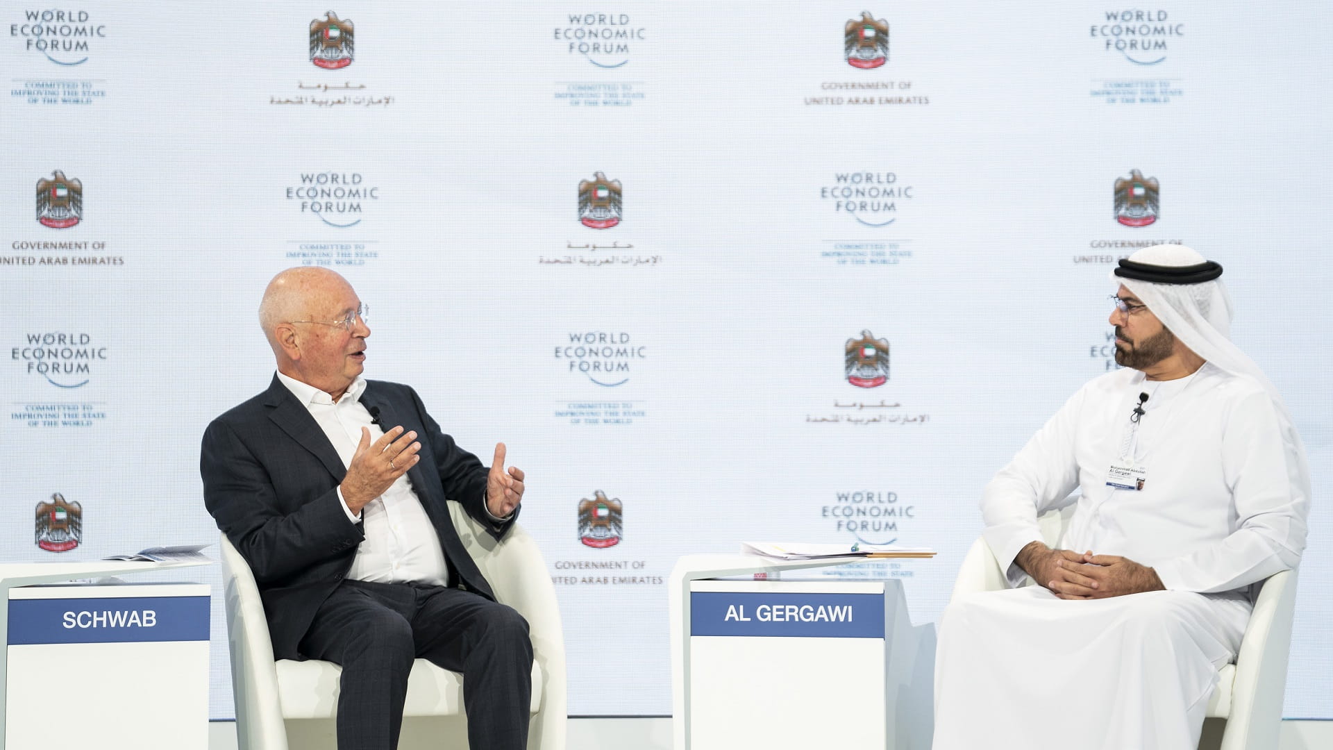 صورة بعنوان: محمد القرقاوي وكلاوس شواب يؤكدان أهمية توحيد الجهود العالمية  