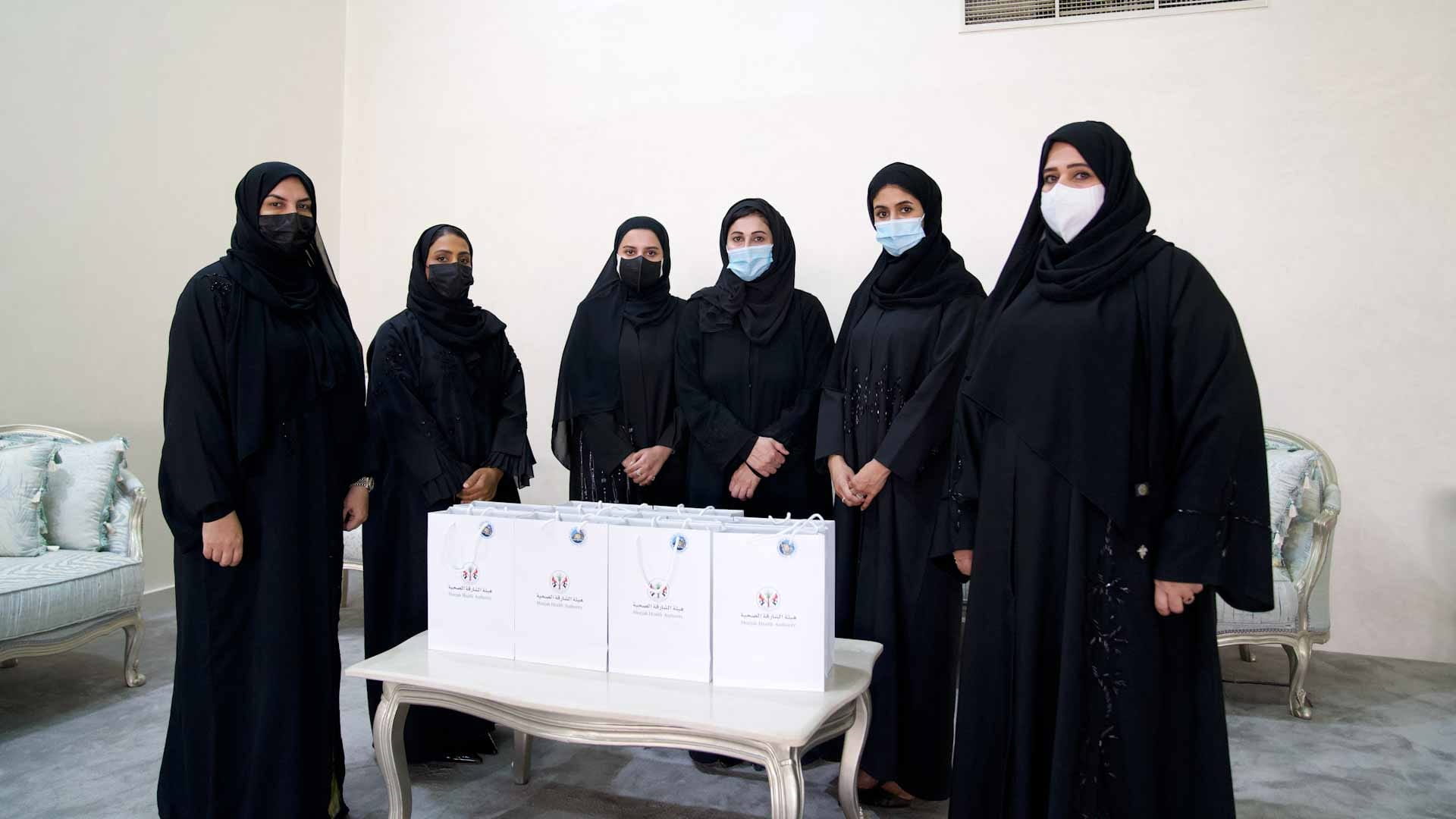 صورة بعنوان: "اجتماعية الشارقة" تتلقى أجهزة طبية من "الشارقة الصحية" لكبار السن 