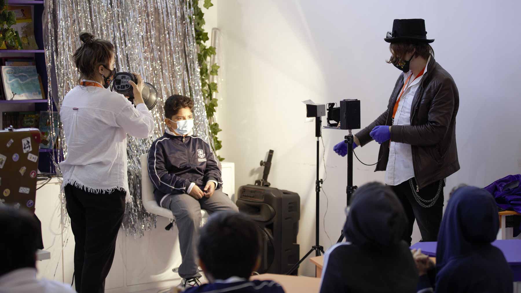 صورة بعنوان: أطفال "الشارقة الدولي للكتاب" يكتشفون تقنيات الطباعة وتاريخ تطورها 