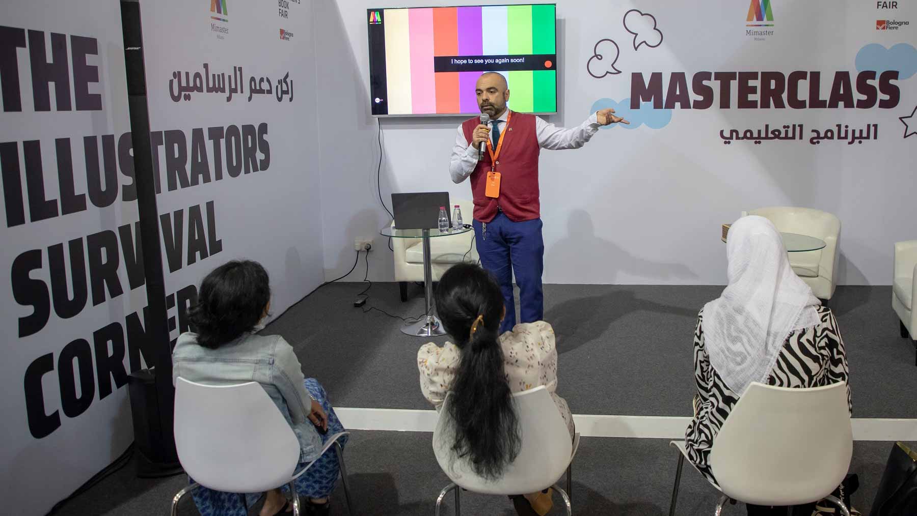 صورة بعنوان: "ركن دعم الرسامين" يثري خبرات المبدعين في "الشارقة الدولي للكتاب" 