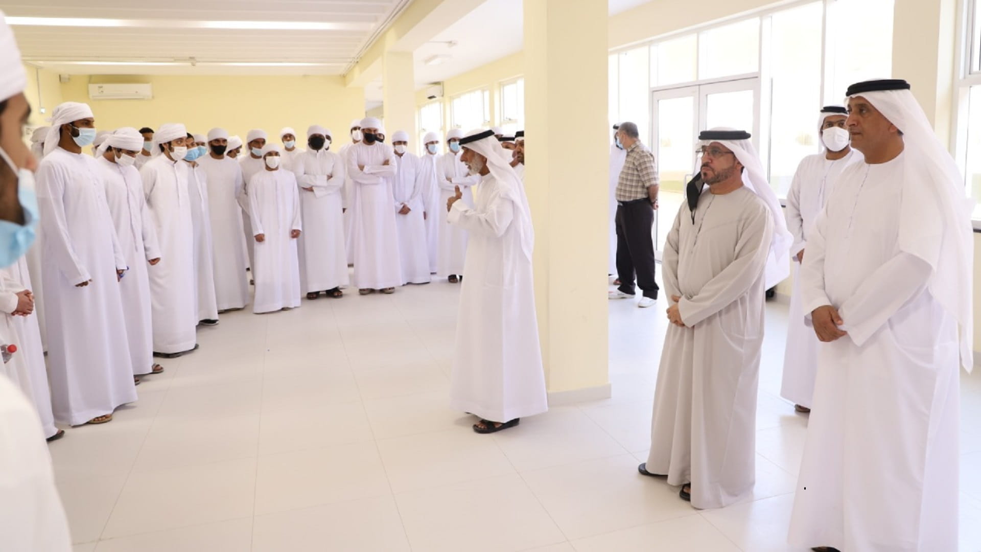 صورة بعنوان: مجلس أولياء أمور الوسطى يحث طلبة الذيد على التفوق والتميز 