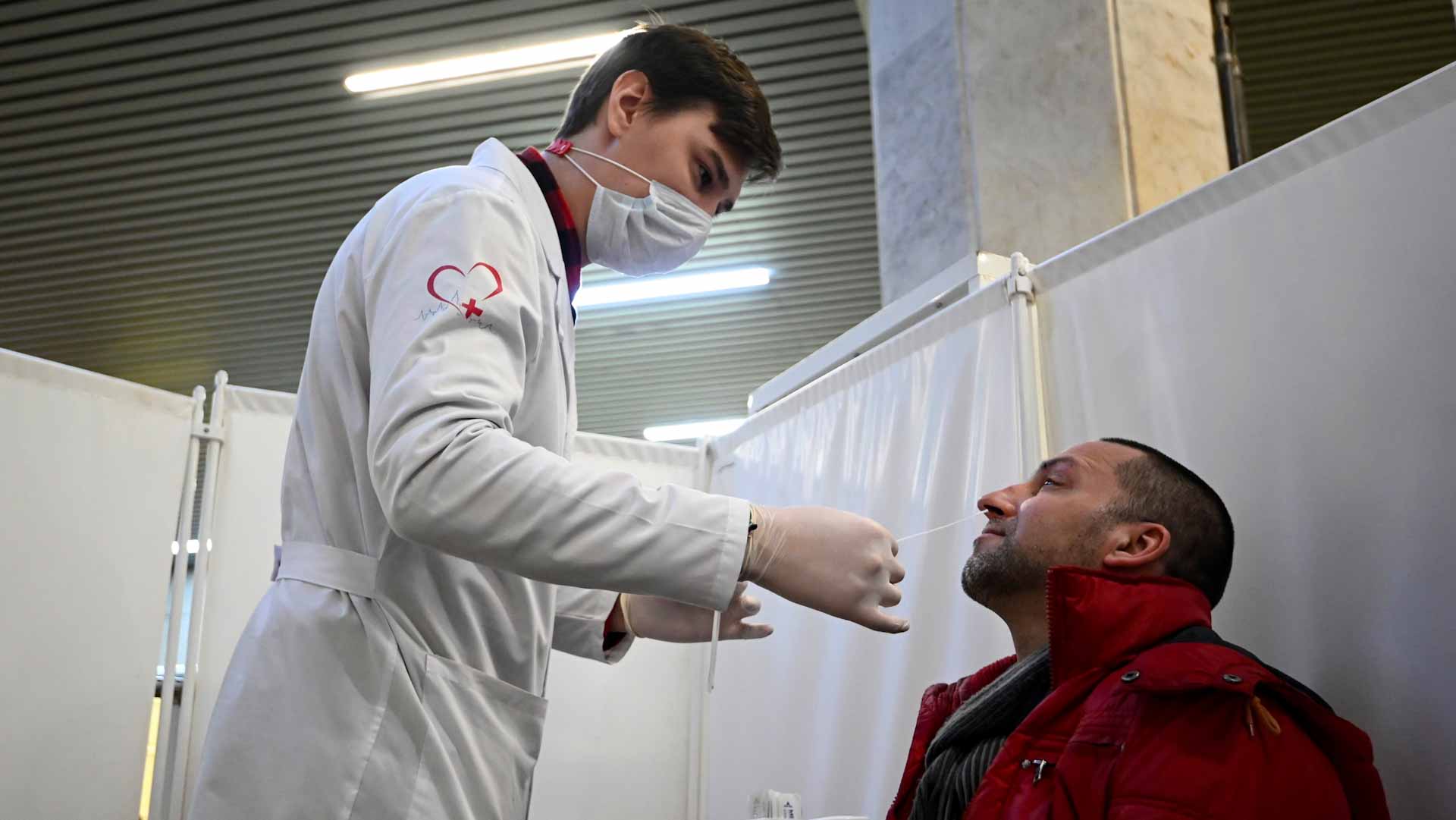 Image for the title: Russia to require proof of immunity to COVID-19 from travellers 