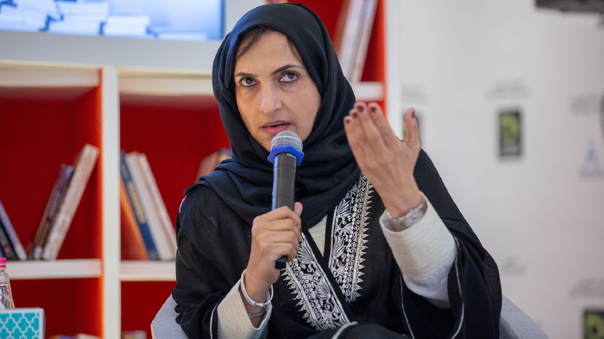 صورة بعنوان: ريم الكمالي: أوظف التاريخ لكني أكتب رواية أبتكر شخوصها من المخيلة 