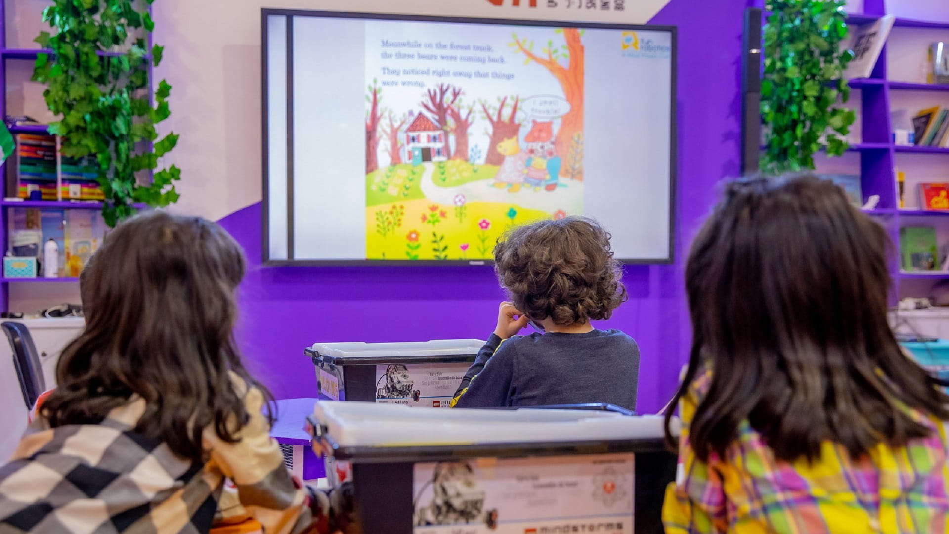 صورة بعنوان: أطفال "الشارقة للكتاب" يتدربون على ابتكار الحلول من خلال الصور 