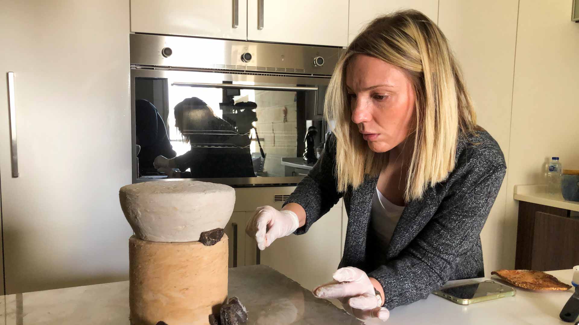 Image for the title: Art on cakes: Jordanian woman helps artists paint on new canvas 