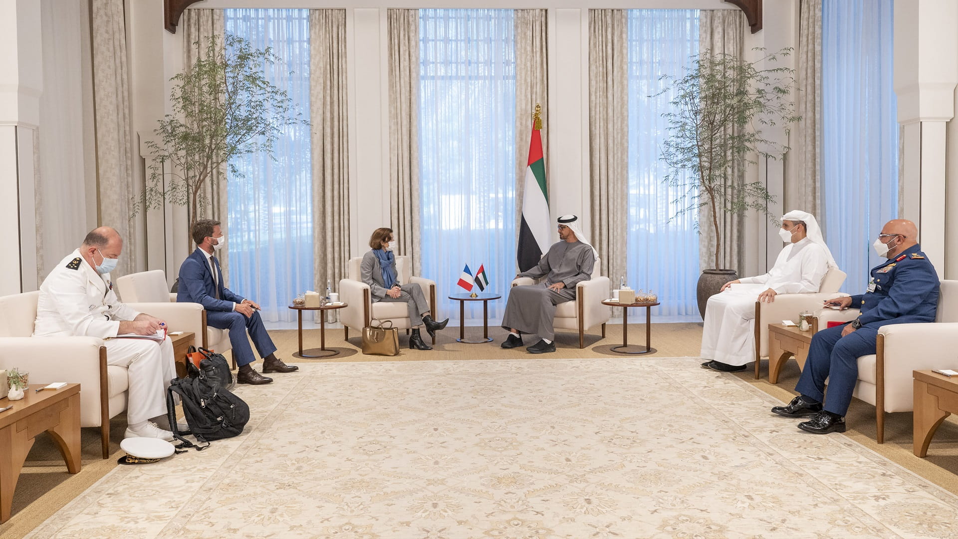 صورة بعنوان: محمد بن زايد يبحث سبل تعزيز التعاون الدفاعي مع فرنسا 