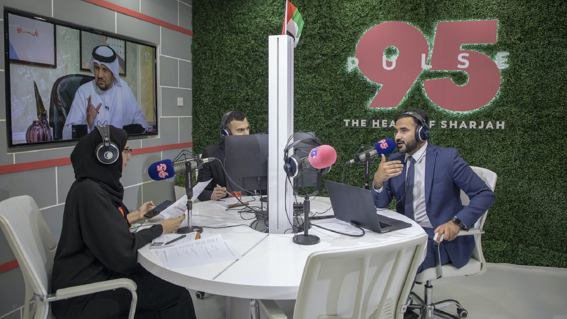 صورة بعنوان: هيئة الشارقة للإذاعة والتلفزيون تحاور 439 ضيفاً في معرض الكتاب 