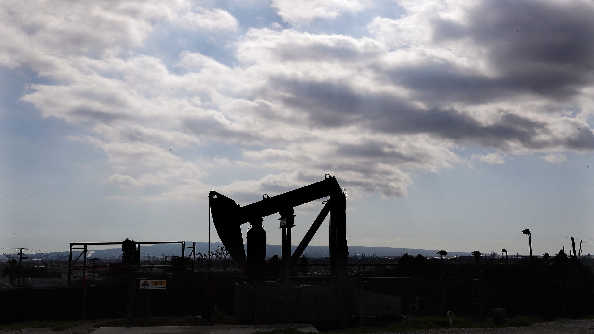 Image for the title: Oil prices drop on demand worries, rising supplies 