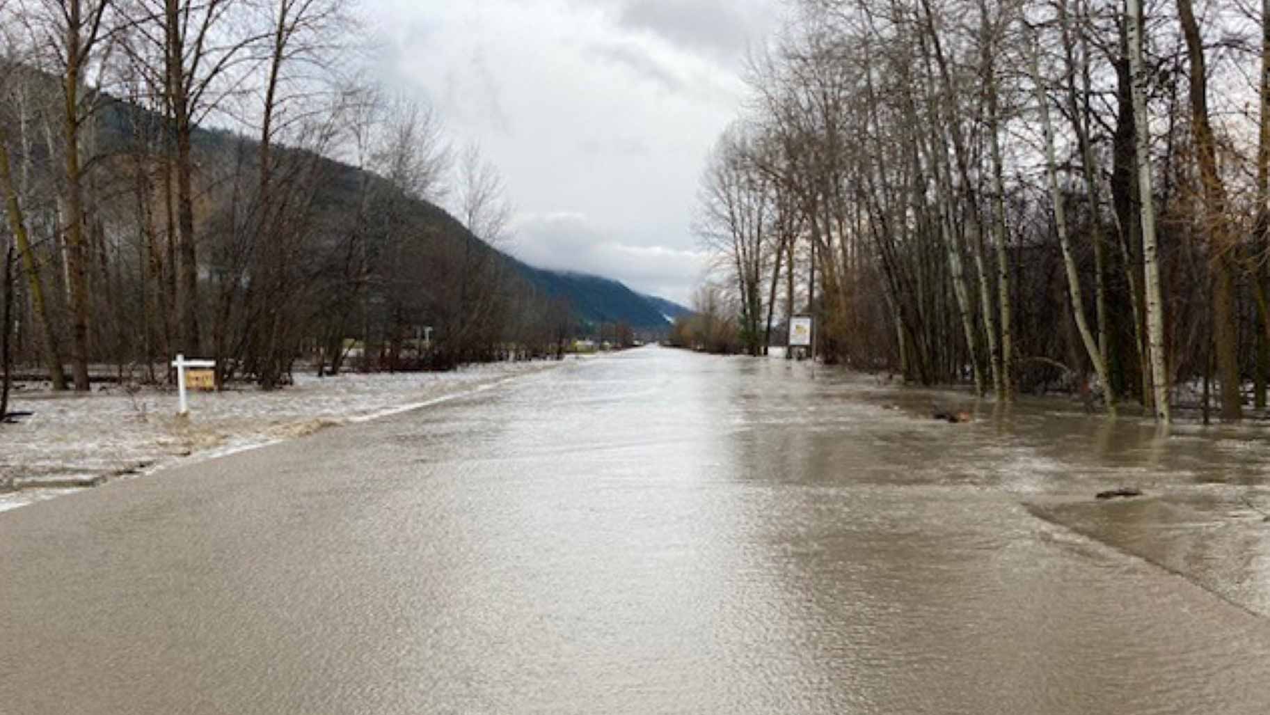 Image for the title: Heavy rains force evacuations, trap motorists in Canada 