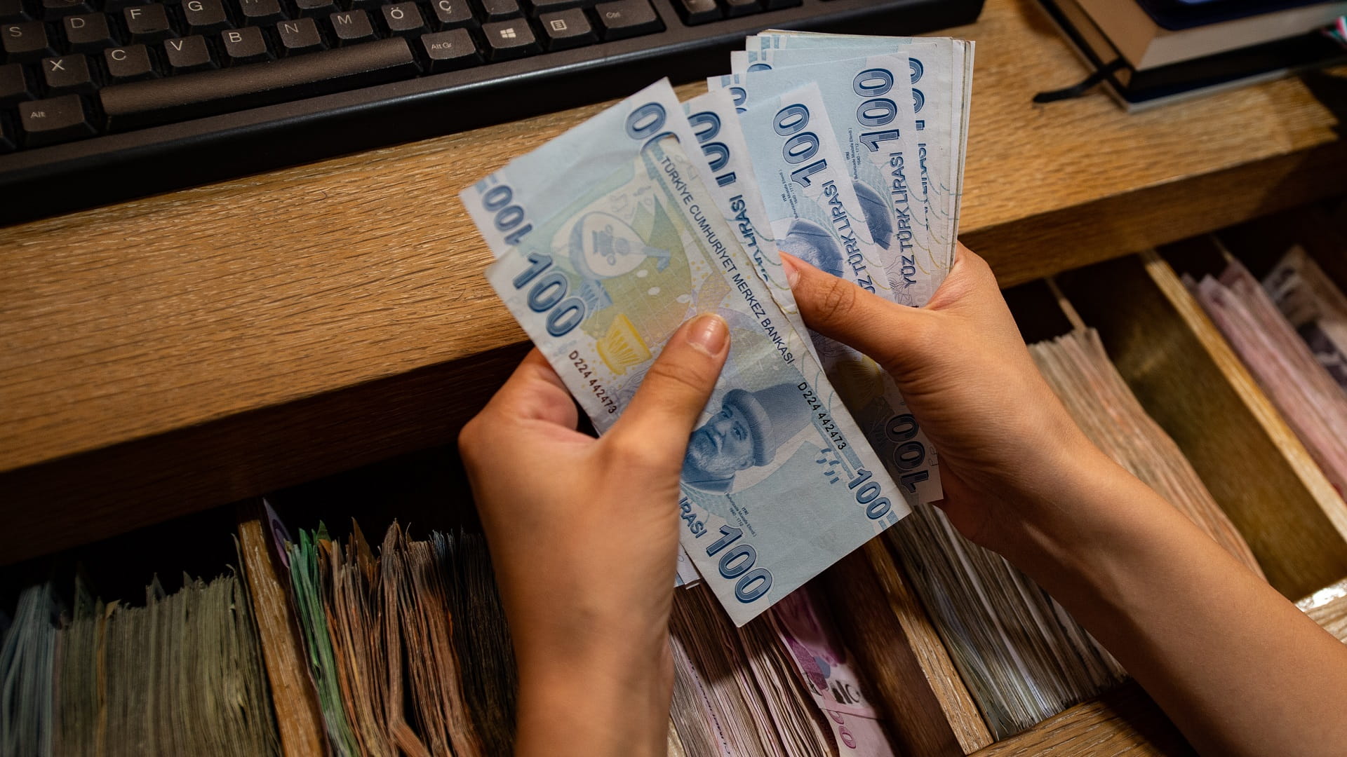 صورة بعنوان: الليرة التركية تهبط لمستوى قياسي منخفض جديد مقابل الدولار 