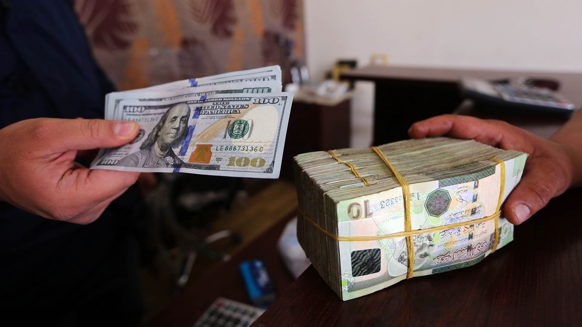 صورة بعنوان: الدولار الأميركي يسجل أعلى مستوى في 16 شهراً  