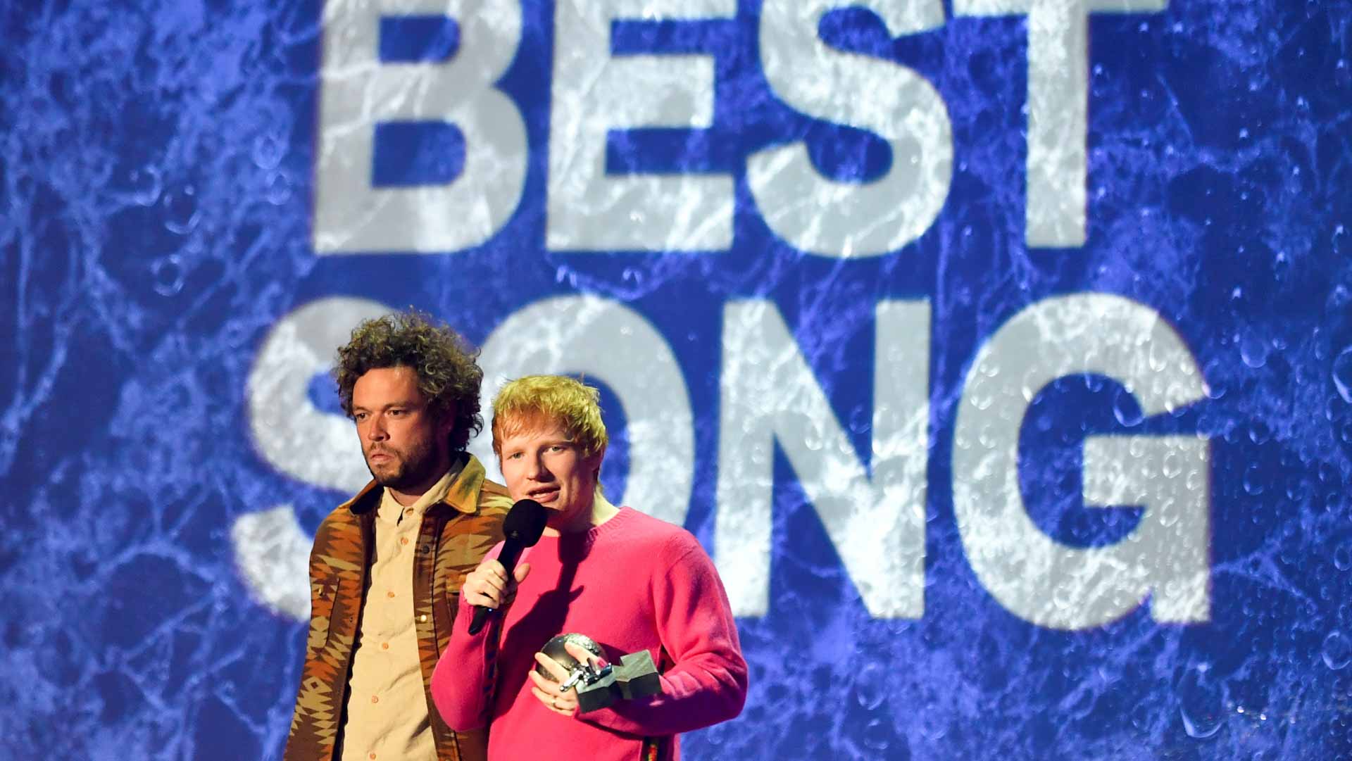 صورة بعنوان: إد شيران يفوز بجائزة أفضل فنان في حفل إم.تي.في الموسيقي الأوروبي 