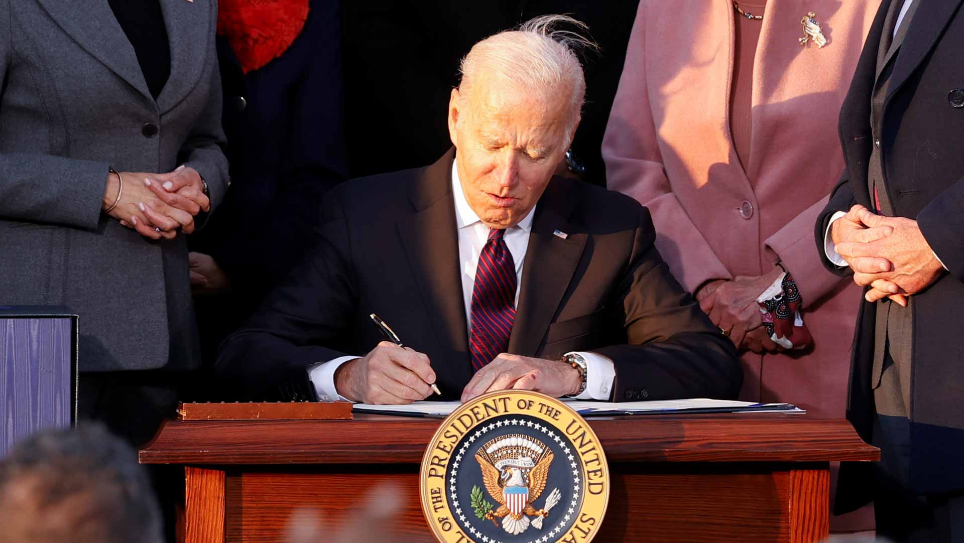 صورة بعنوان: بتريليون دولار...بايدن يصلح الطرق المتهالكة بقانون البنية التحتية 