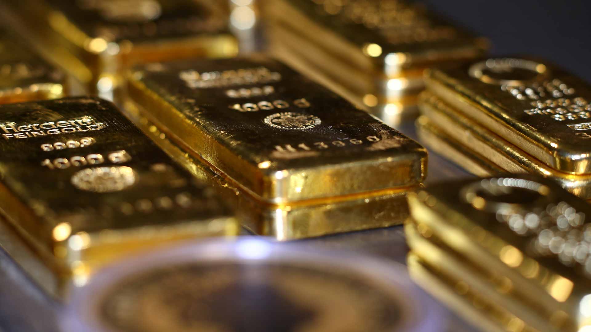صورة بعنوان: الذهب يهبط مع تركيز المستثمرين على الخطوة التالية للبنوك المركزية 