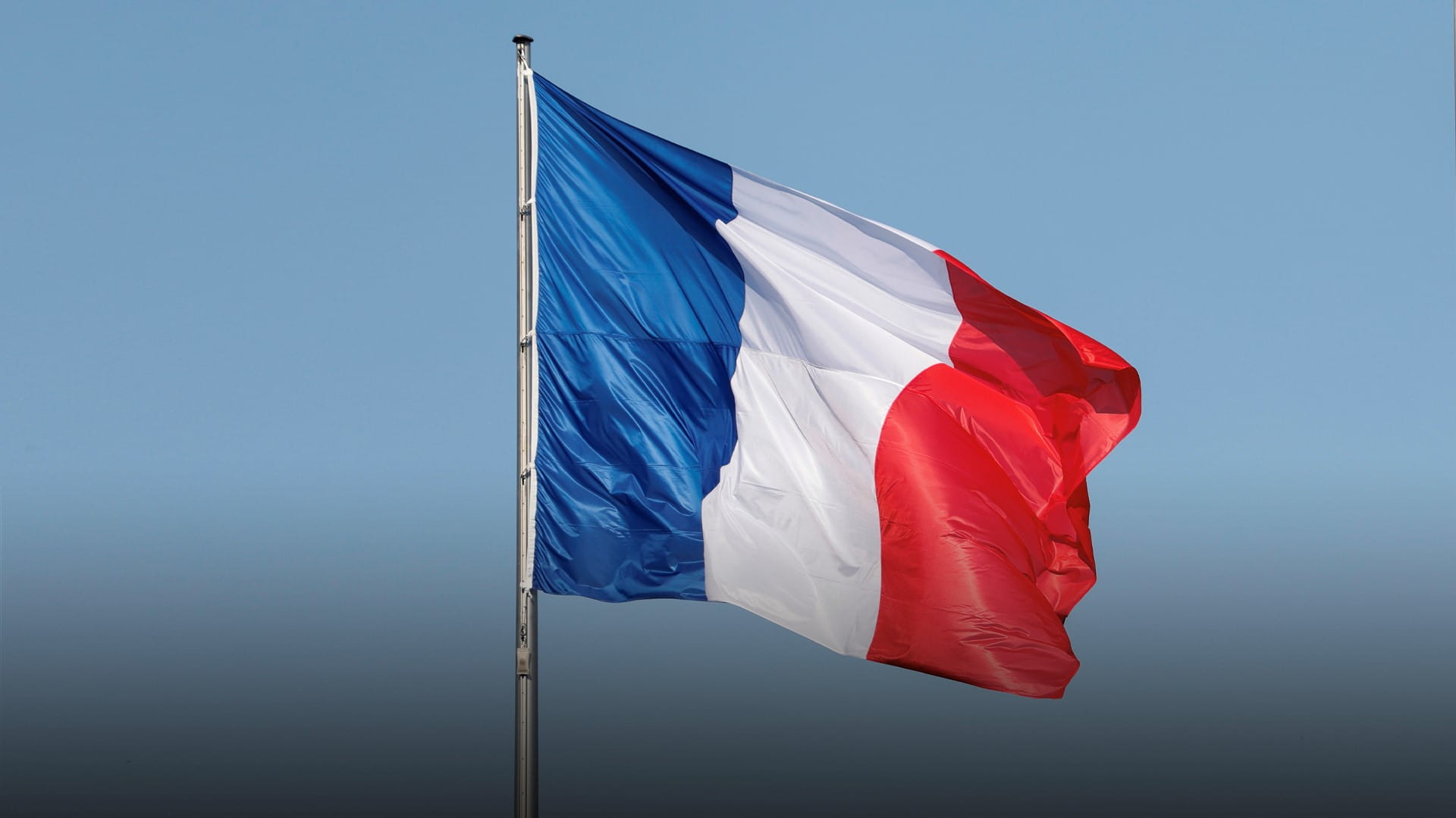Image for the title: France calls on Armenia, Azerbaijan to respect cease-fire 