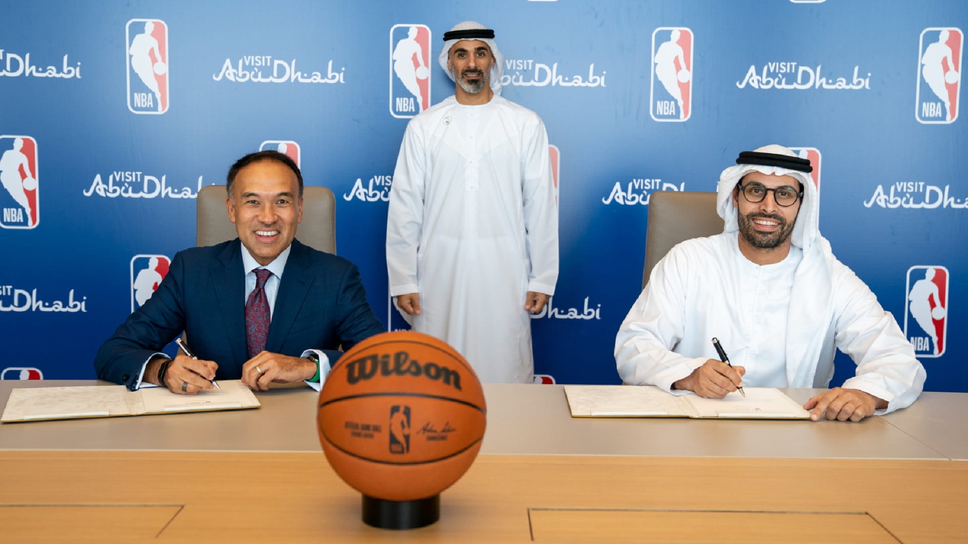 صورة بعنوان: خالد بن محمد يشهد توقيع شراكة بين أبوظبي ورابطة السلة الأميركية 