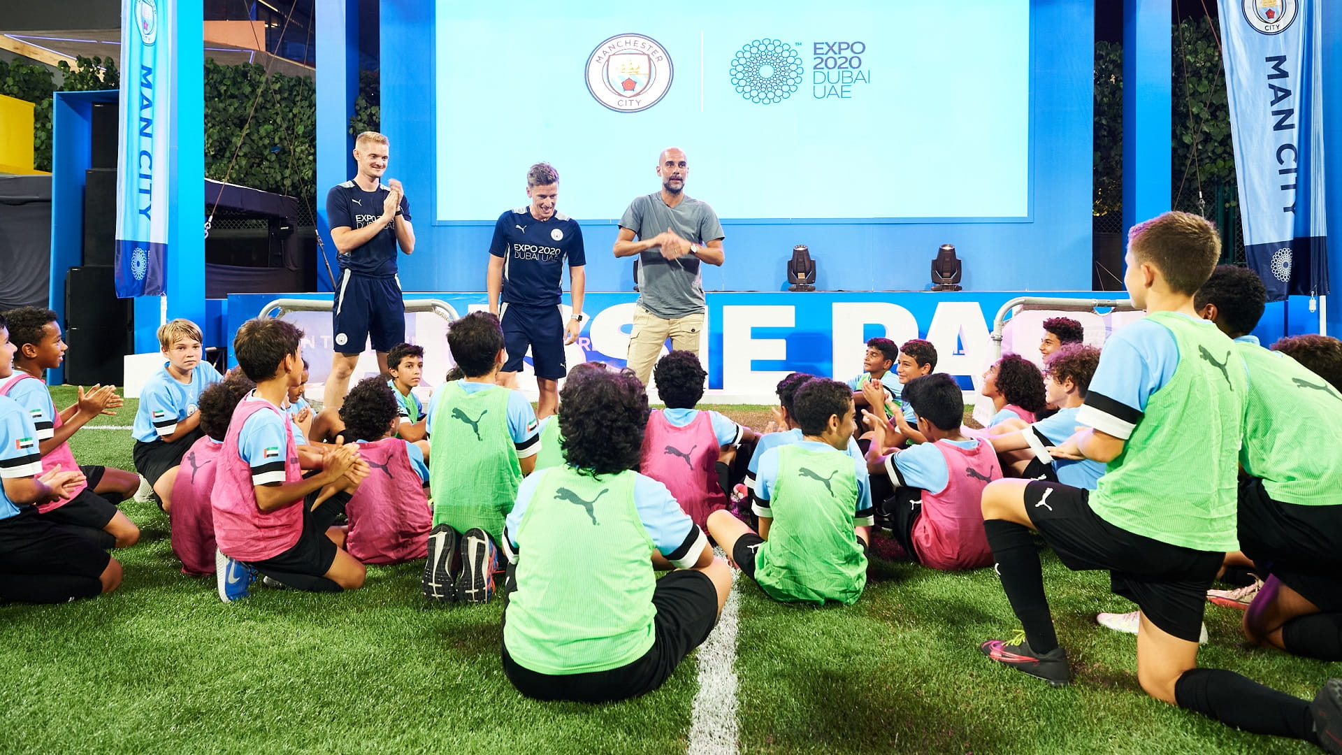 صورة بعنوان: جوارديولا يلتقي مواهب كرة القدم بمدارس سيتي في إكسبو 2020 دبي 
