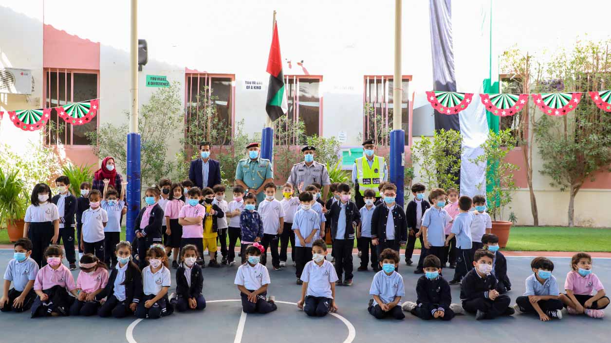 صورة بعنوان: شرطة الشارقة توعي طلاب مدرسة الكمال الأميركية بقواعد السير والمرور 