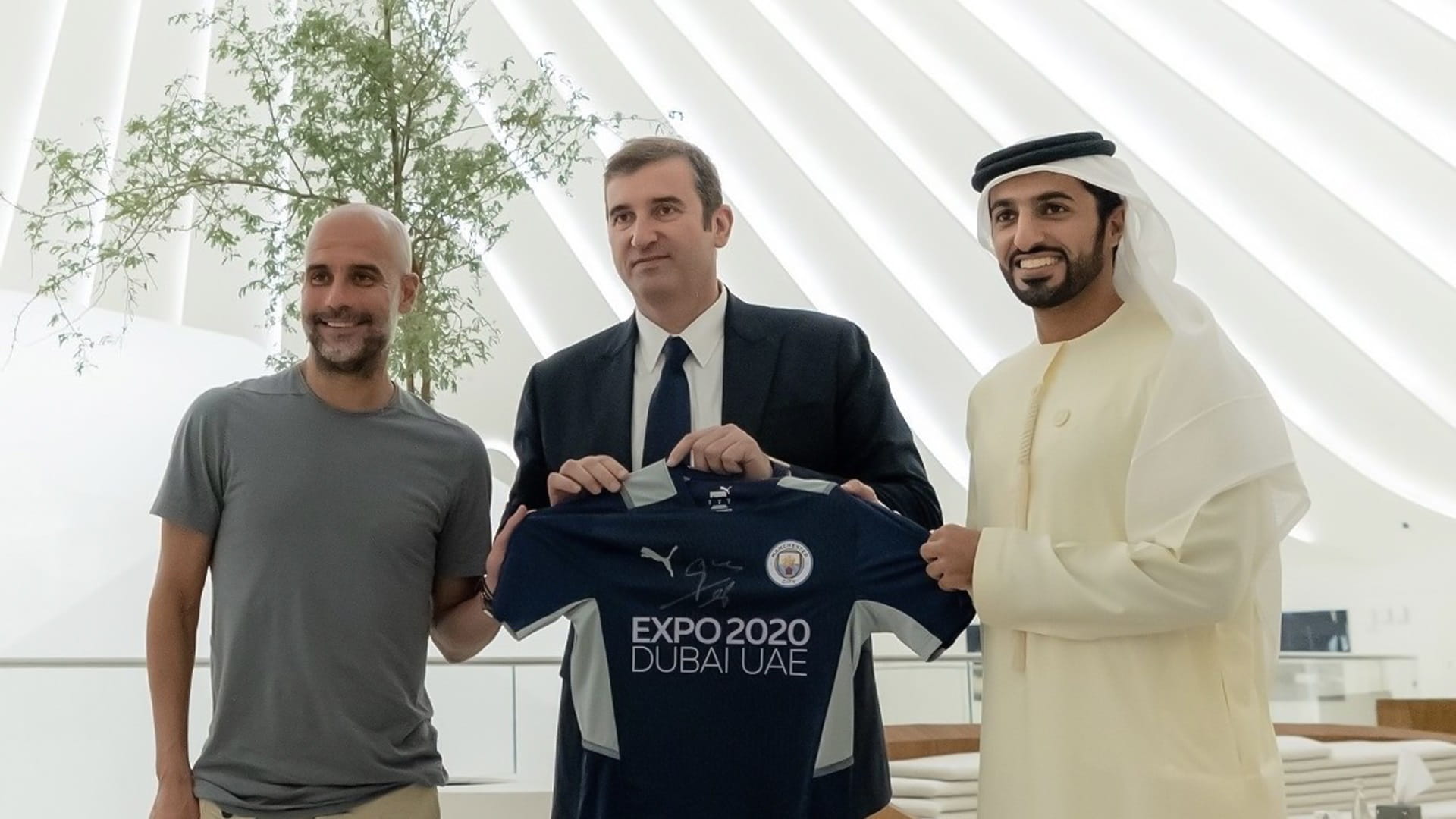 صورة بعنوان: راشد بن حميد يبحث آفاق التعاون مع "سيتي جروب" لكرة القدم 