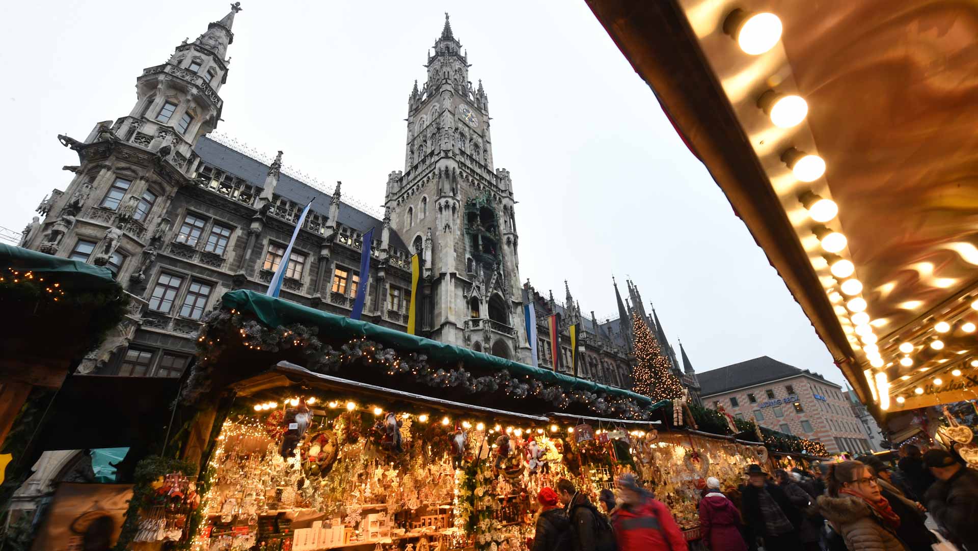 Image for the title: Munich cancels Christmas market over 'dramatic' Covid surge 