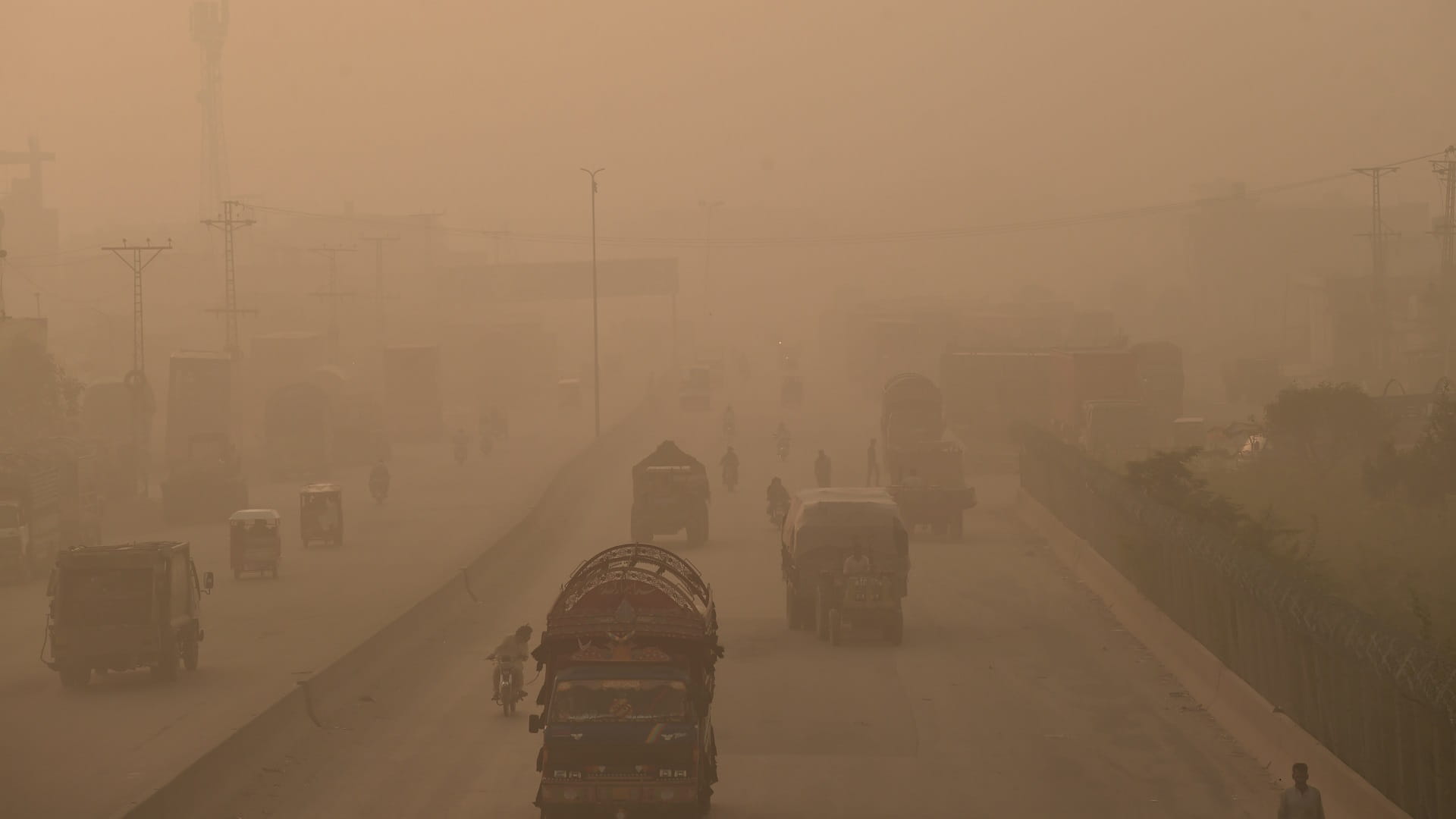صورة بعنوان: تلوّث الهواء يرغم نيودلهي ولاهور على إغلاق المدارس والمصانع  