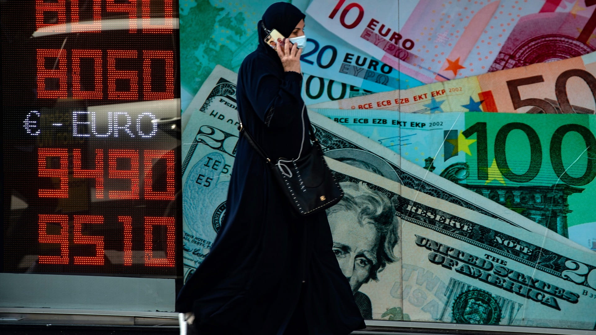 صورة بعنوان: تعهد أردوغان بمحاربة الفائدة يدفع الليرة التركية لهبوط حلزوني 