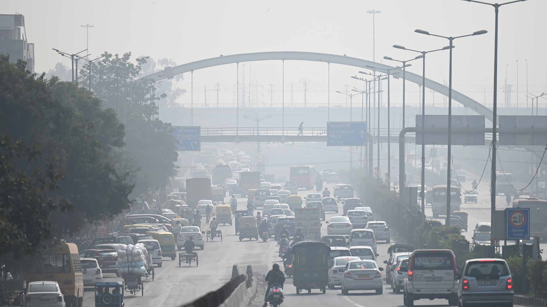 Image for the title: New Delhi to consider curbing private vehicles to fight smog 