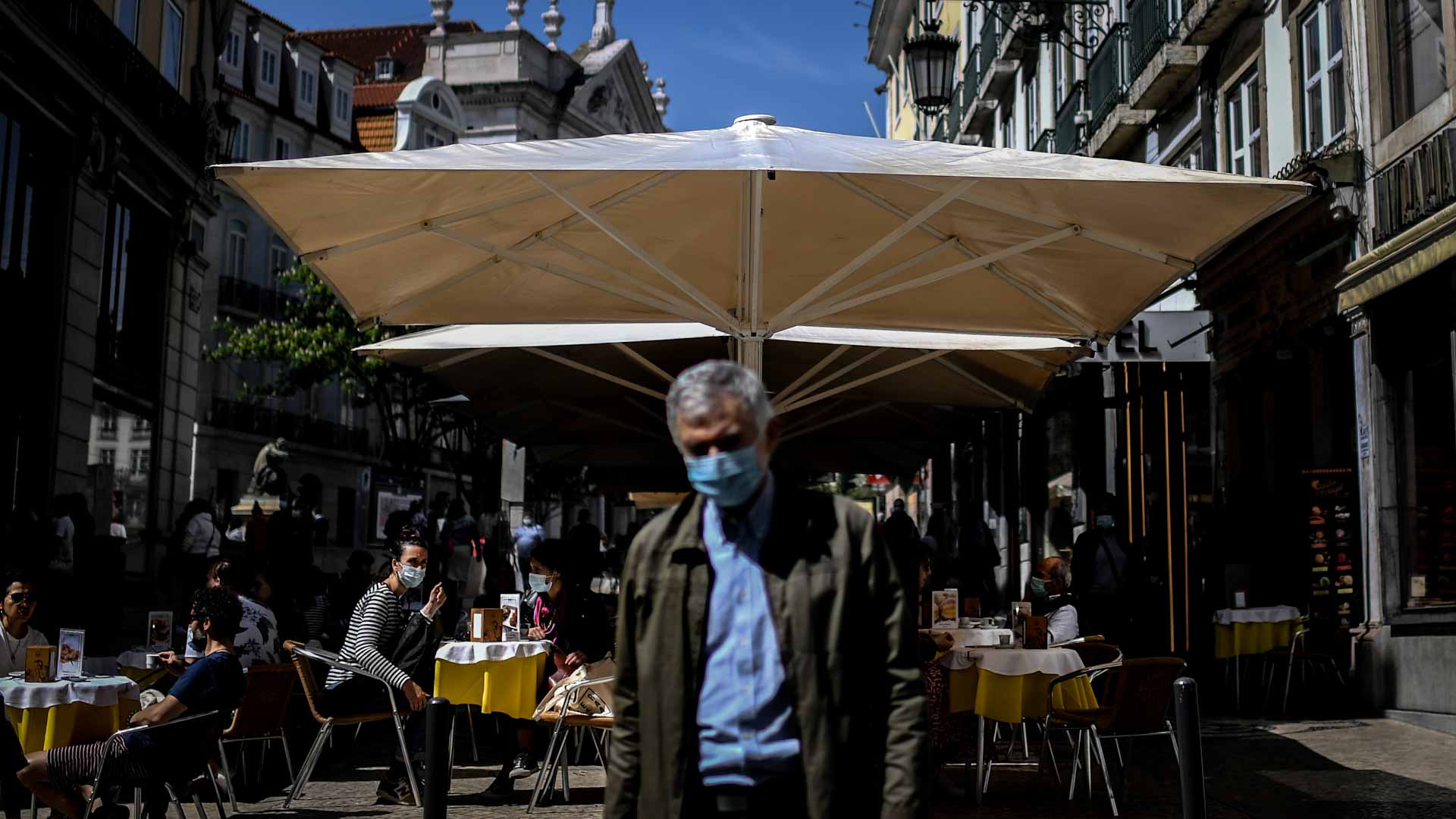 Image for the title: Portugal eyes new Covid measures as cases soar 