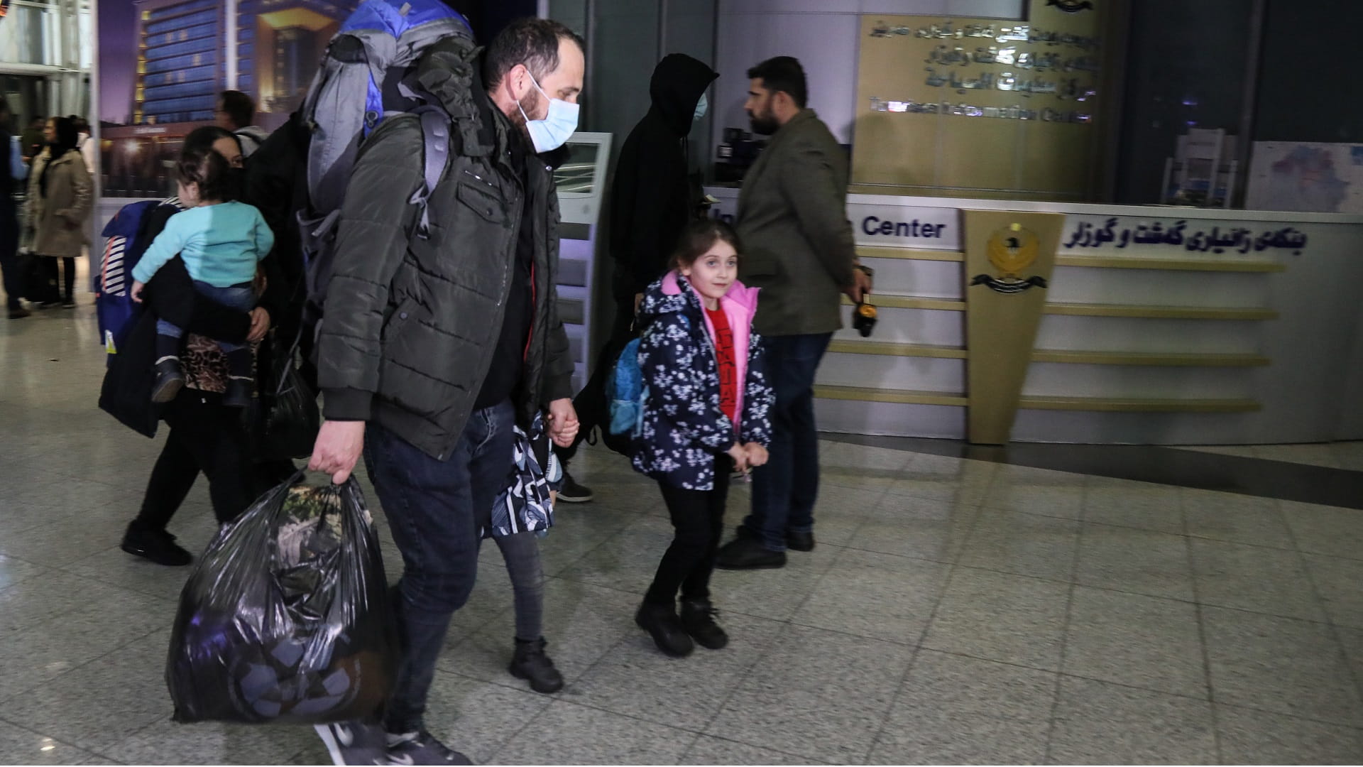 صورة بعنوان: وصول طائرة تقل مهاجرين عراقيين من بيلاروس إلى مطار أربيل  