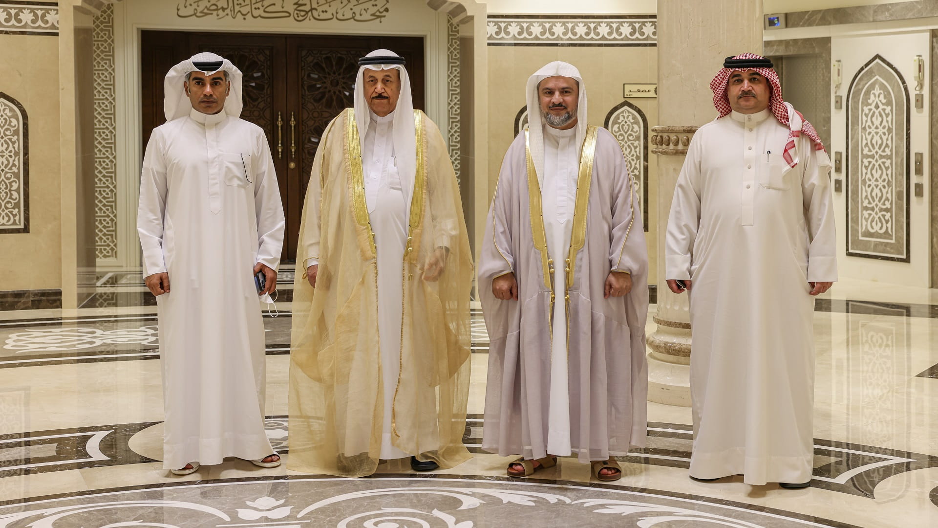 صورة بعنوان: عبد الرحمن آل خليفة يزور مجمع القرآن الكريم بالشارقة 