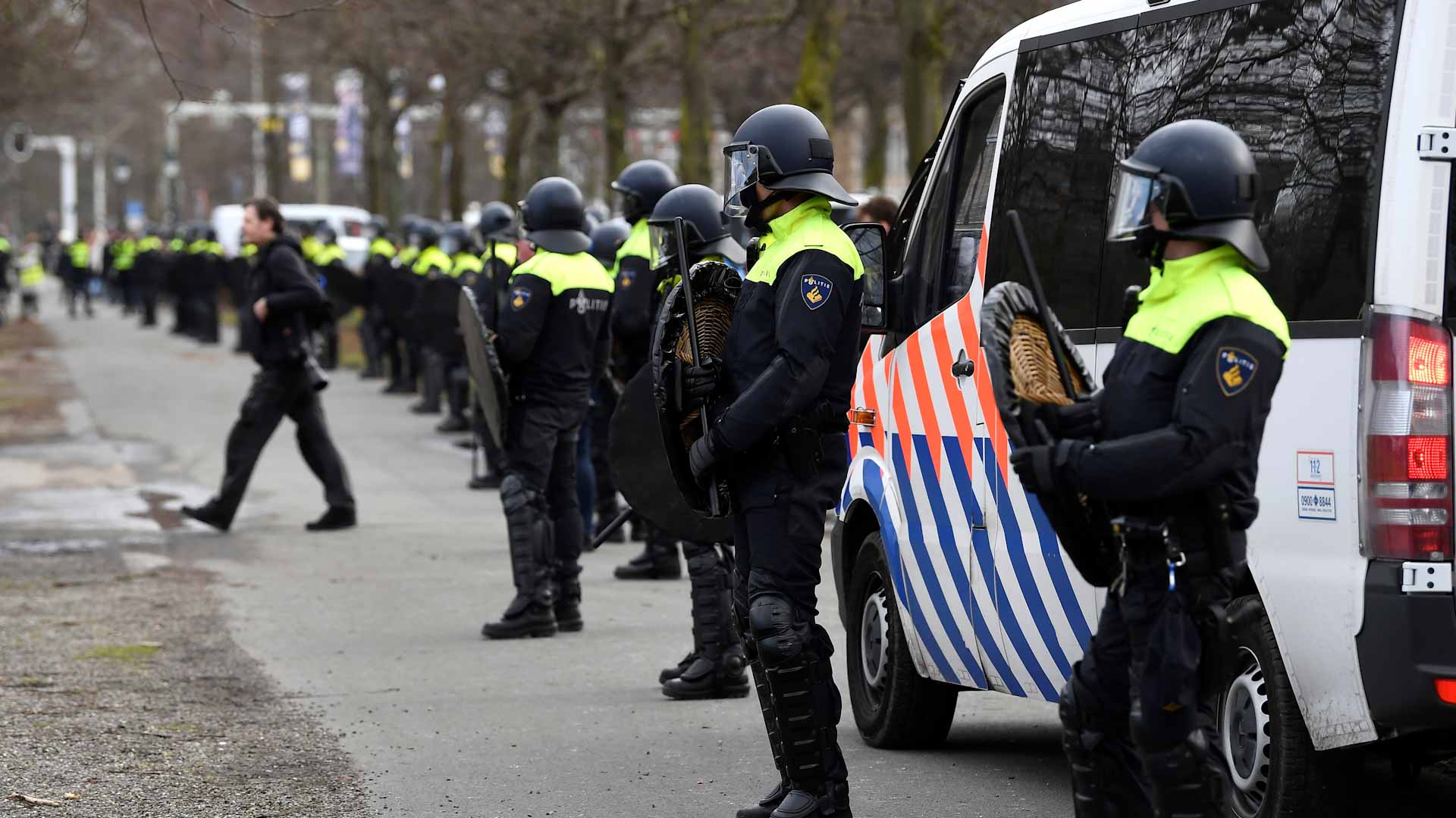 Image for the title: Netherlands rocked by second night of Covid riots 