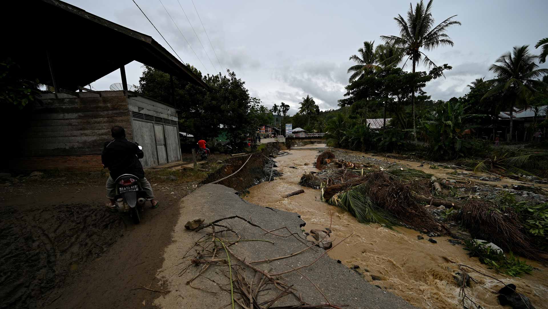 Image for the title: Landslide kills four in Indonesia's Central Java province 