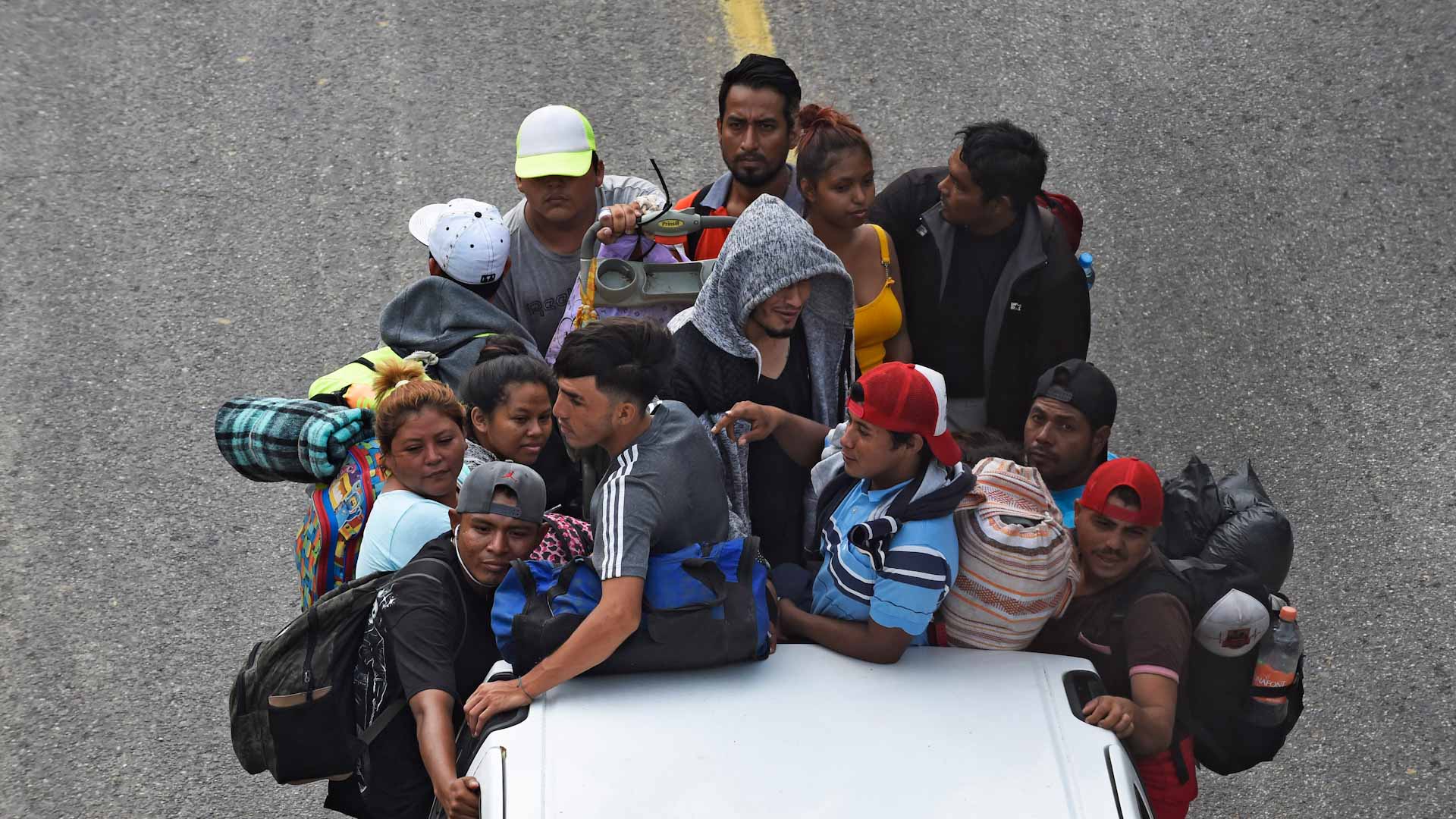 Image for the title: 600 migrants traveling in two trailers rescued in Mexico 