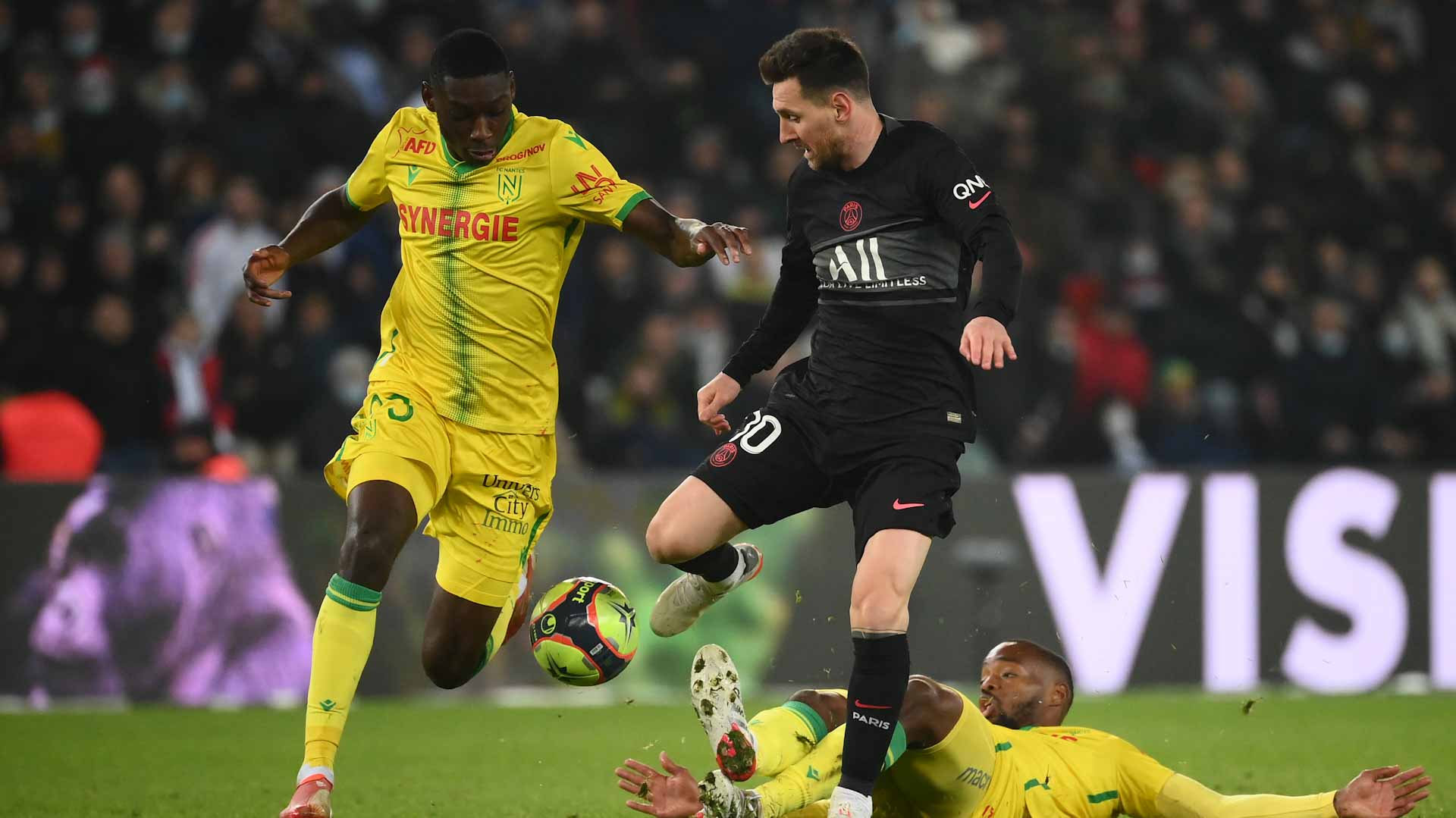 Image for the title: Messi scores first Ligue 1 goal as 10-man PSG beat Nantes 