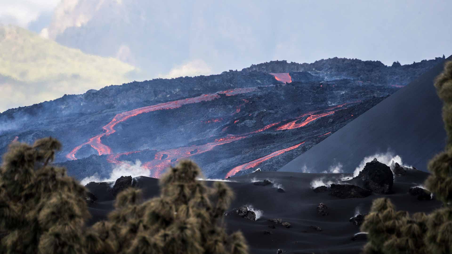 Image for the title: Ash from La Palma volcano halts flights again 