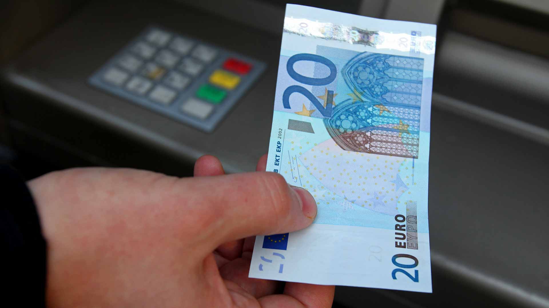 Image for the title: Euro slides as Austria's fourth national COVID-19 lockdown begins 