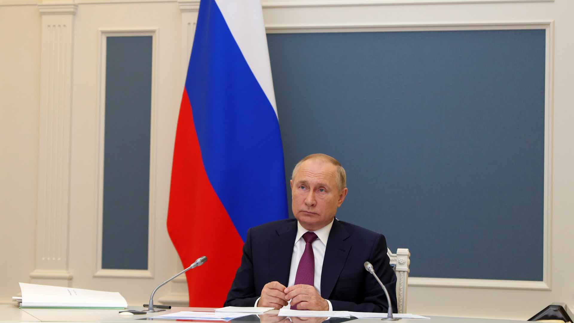 Image for the title: Russia's Putin gets Covid booster jab 