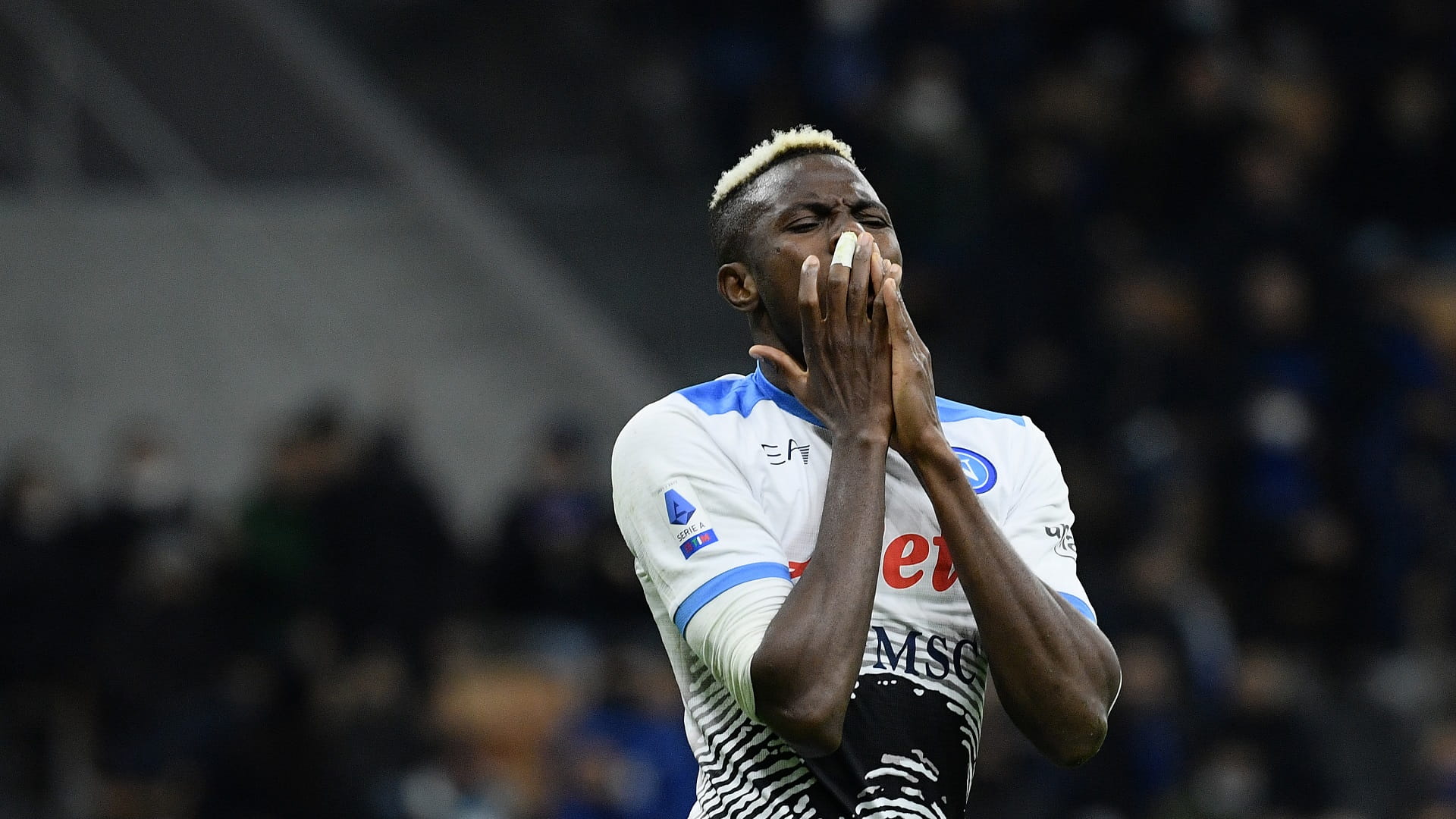 صورة بعنوان: نابولي الإيطالي يخسر جهود النجم أوسيمين لثلاثة أشهر 