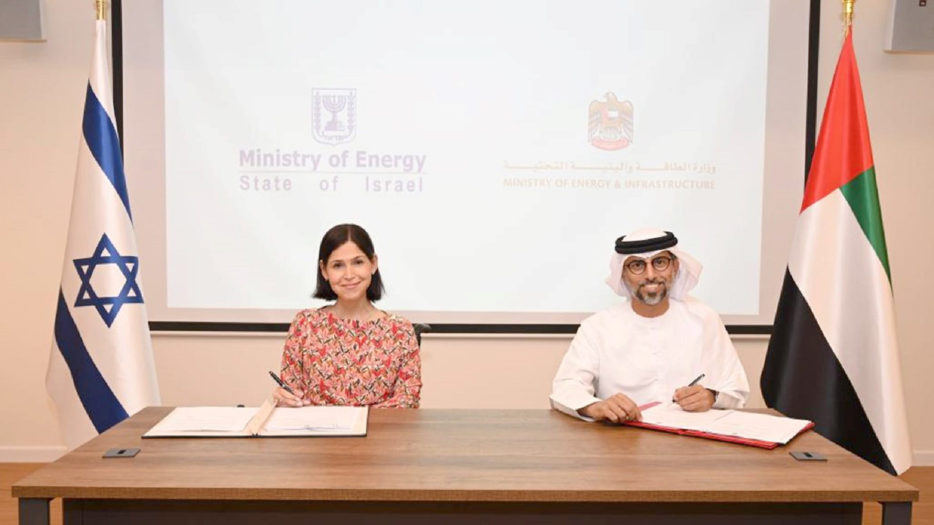 Image for the title: Suhail Al Mazrouei, Israeli Minister of Energy sign MoU at Expo 