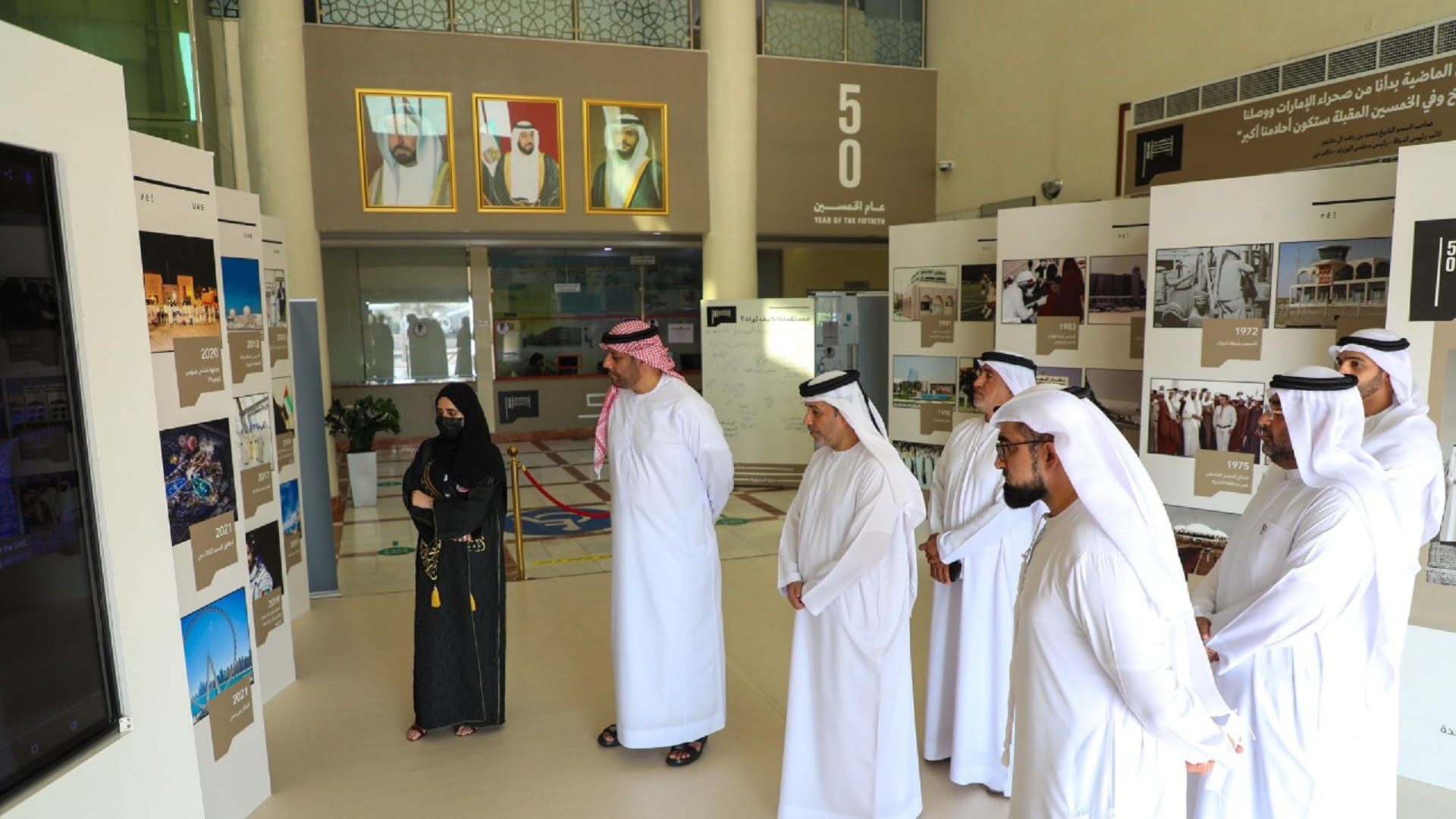 صورة بعنوان: عيسى هلال الحزامي يزور معرض "الخمسون الأولى" في بلدية الحمرية 