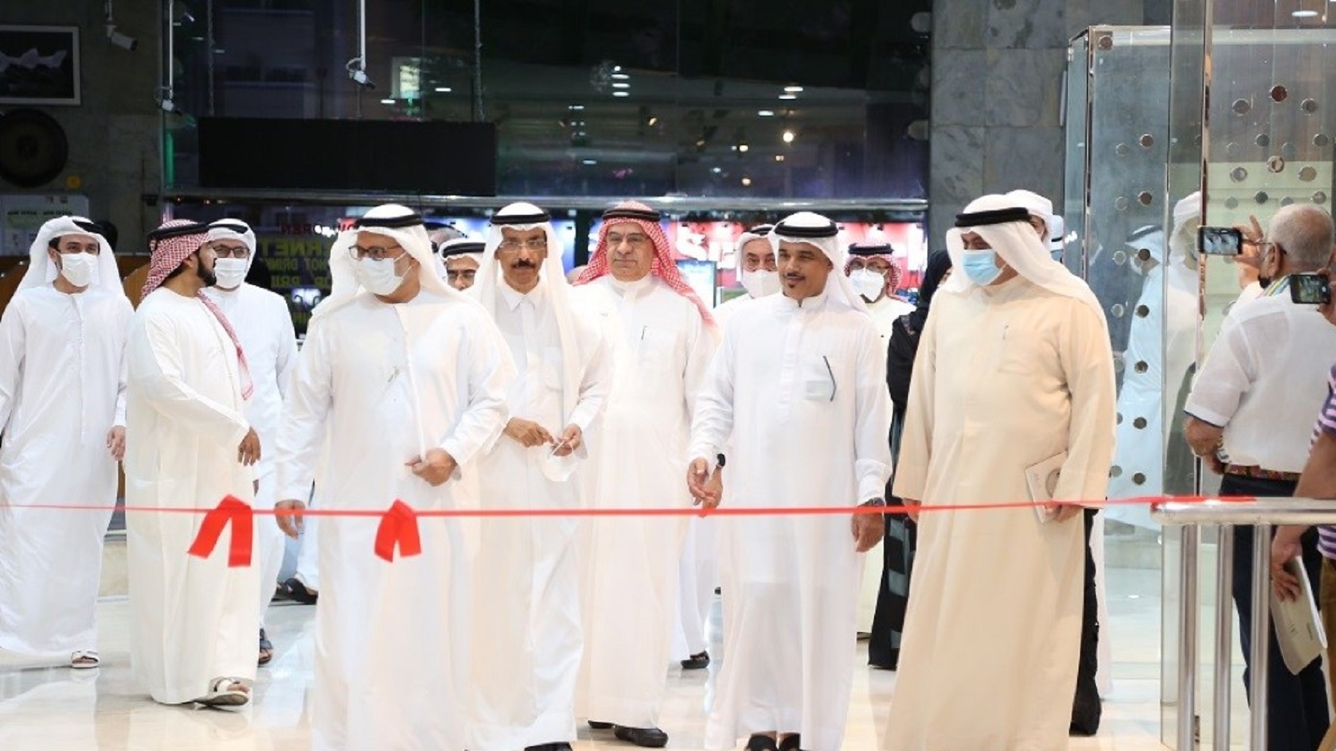 صورة بعنوان: قرقاش يفتتح المعرض الذهبي لفناني الإمارات 