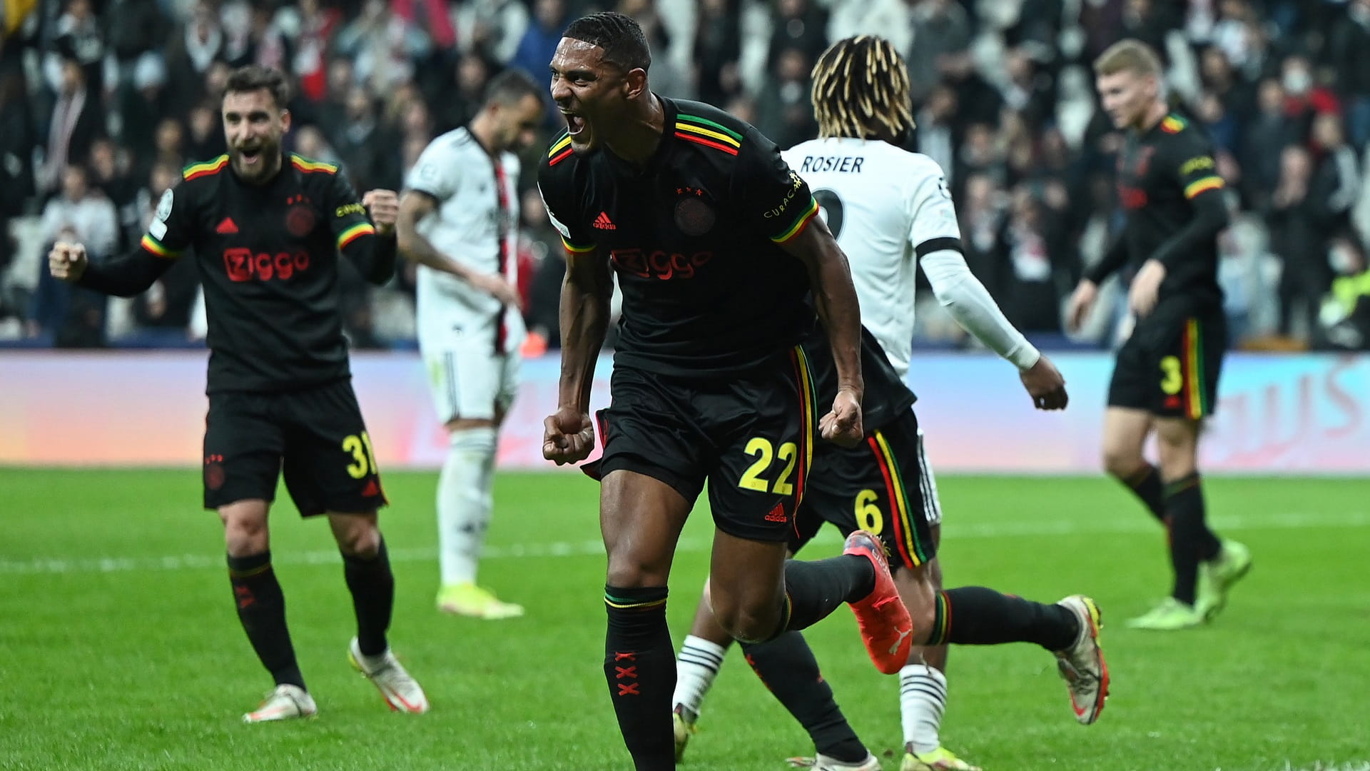 صورة بعنوان: أياكس يحافظ على سجله خالي من الهزائم في دوري الأبطال  