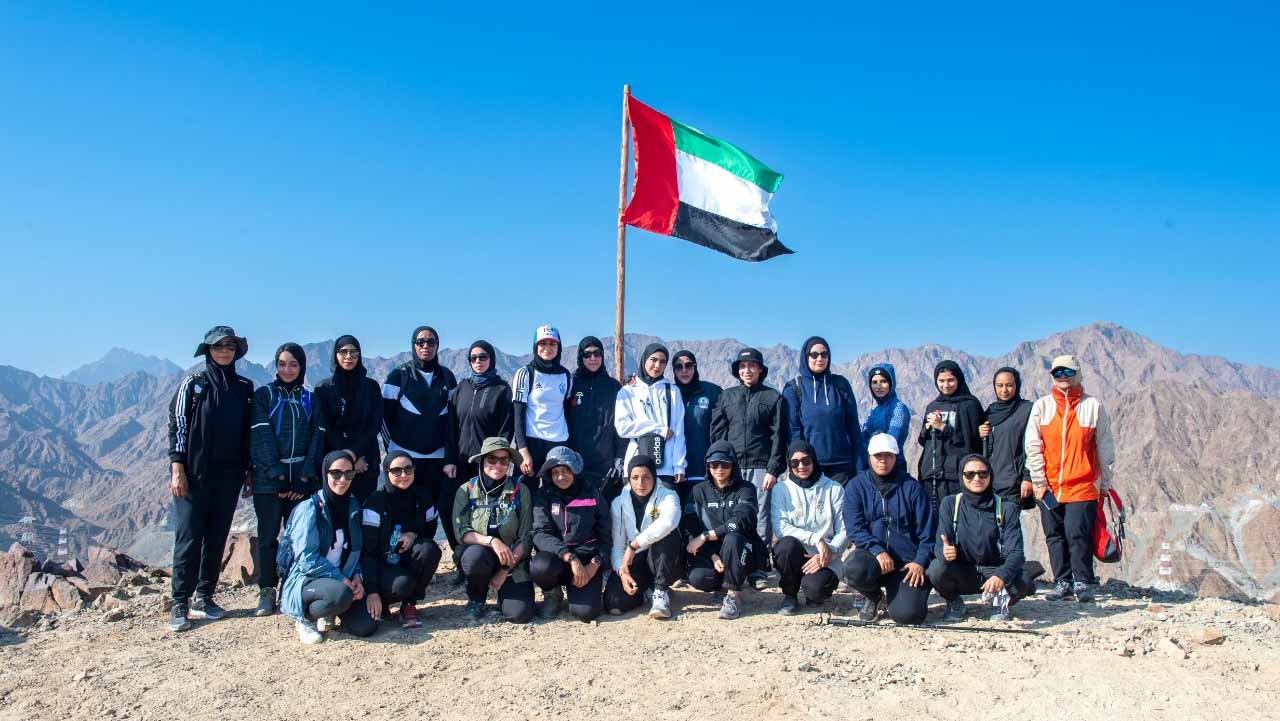 صورة بعنوان: شرطة الشارقة تُنظم فعالية "صعود مسار سد الرفيصة" للعنصر النسائي  