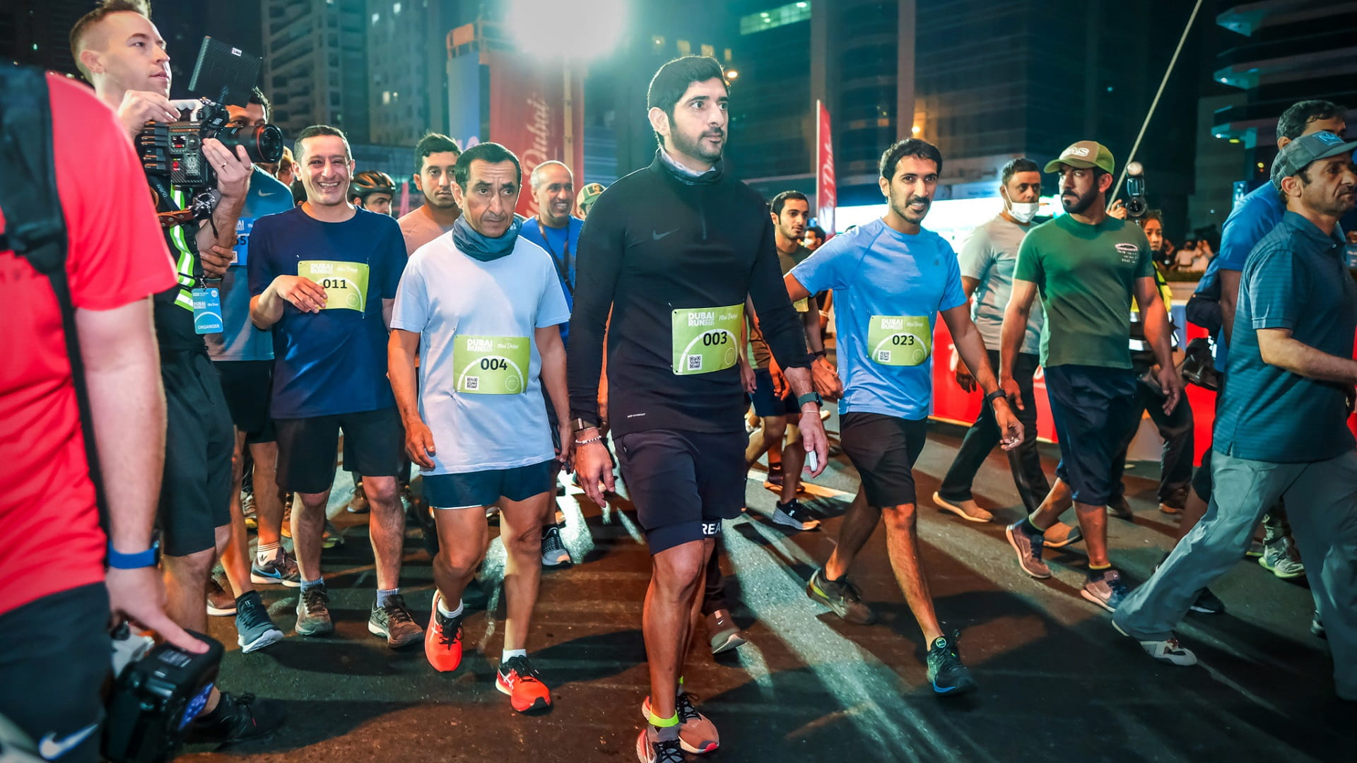 صورة بعنوان: حمدان بن محمد يتقدم 146 ألف مشارك في تحدي دبي للجري  