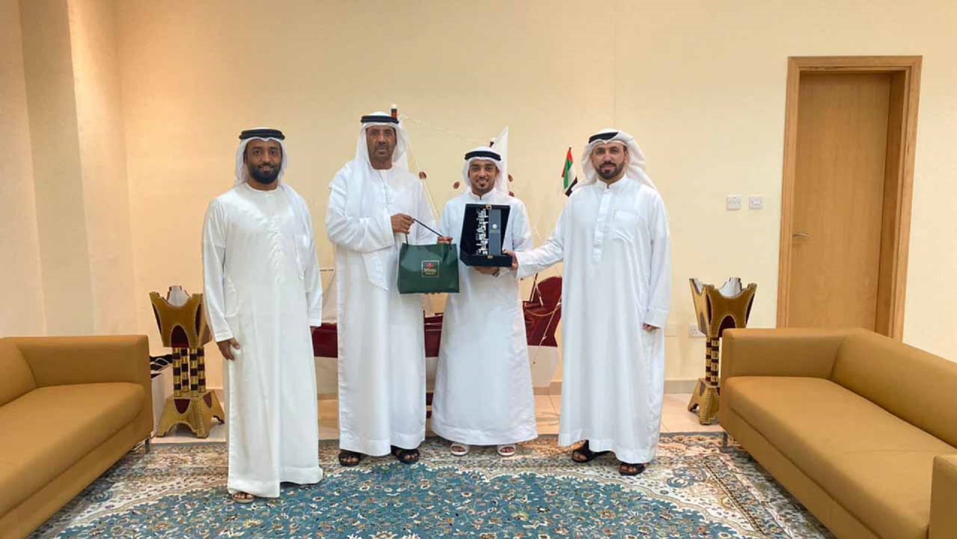 صورة بعنوان: رئيس "ضاحية الصبيحية" يكرم أصحاب المقترحات التطويرية والإبداعية  